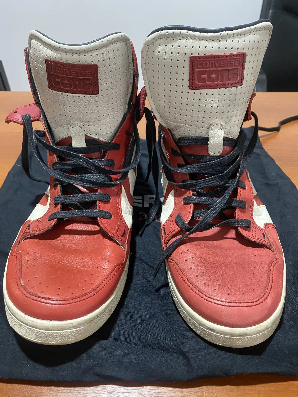 Zapatillas Converse x John Varvatos de hombre, estilo botita, en cuero rojo y blanco. Talle 13 US. Diseño icónico y colaboración exclusiva. Modelo Weapon Mid Chili pepper red. incluye su bolsa original de transporte.