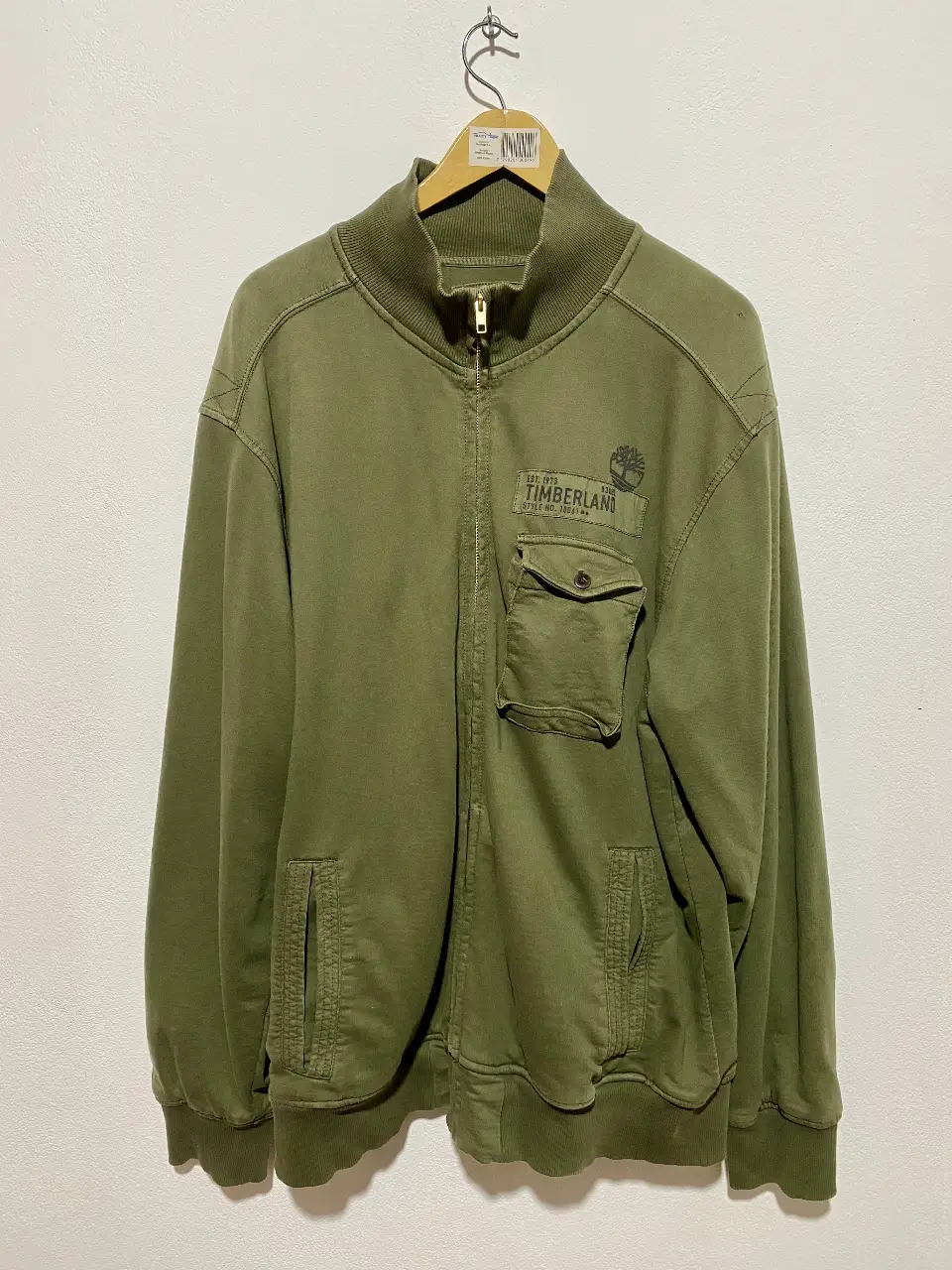 Campera con cierre Timberland verde militar, con bolsillo frontal y detalles de la marca. Ideal para un look casual y cómodo. muy abrigada!