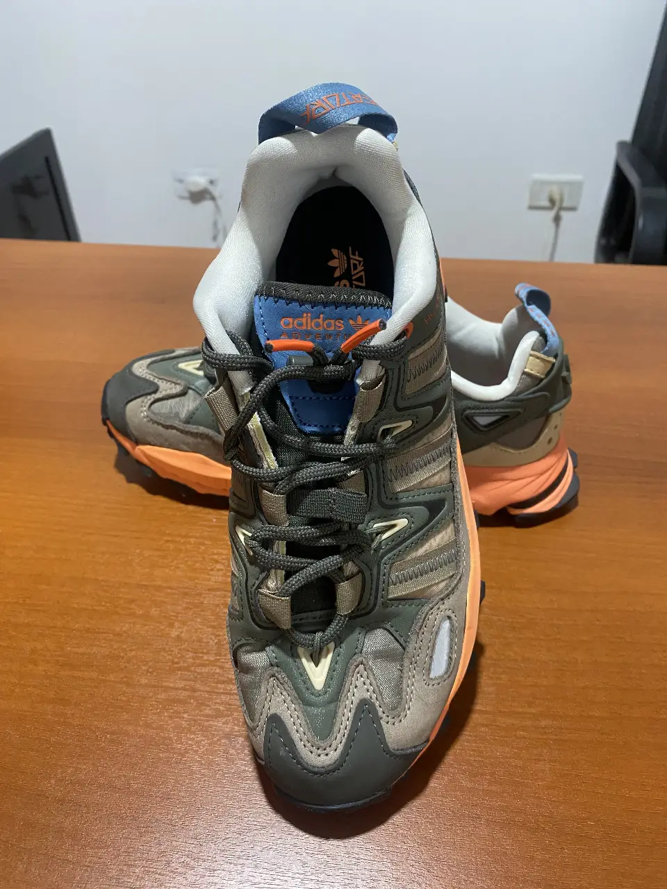 Zapatillas Adidas Hyperturf Marrón, naranja y azul , ideales para running y uso diario. Diseño moderno y cómodo. Cuenta con tecnología Adiprene y Formotion. Talle 36 1/2