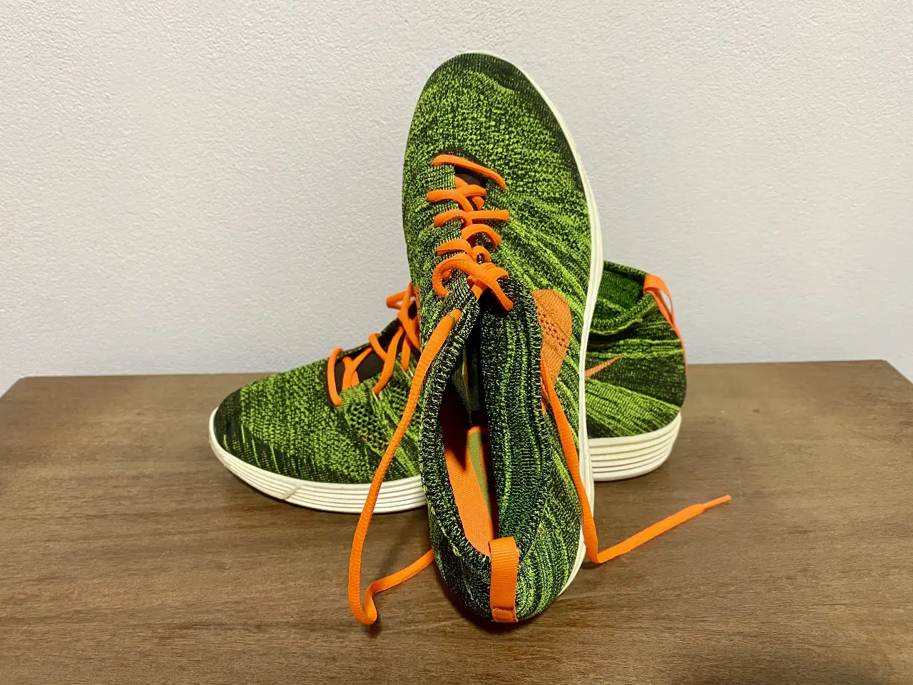 Zapatillas Nike Flyknit Chukka para hombre, con diseño en verde y naranja. Talle 13 US. Ideales para un look deportivo y moderno.