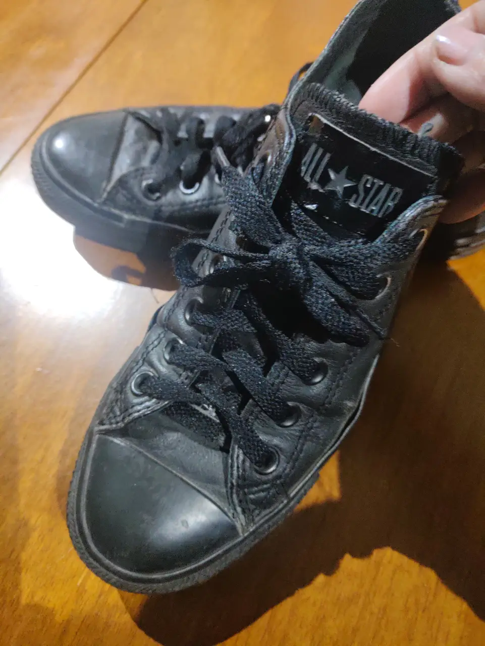 Zapatillas Converse All Star negras de cuero, ideales para un look casual y urbano. Tienen el clásico diseño de la marca, con cordones y puntera reforzada.