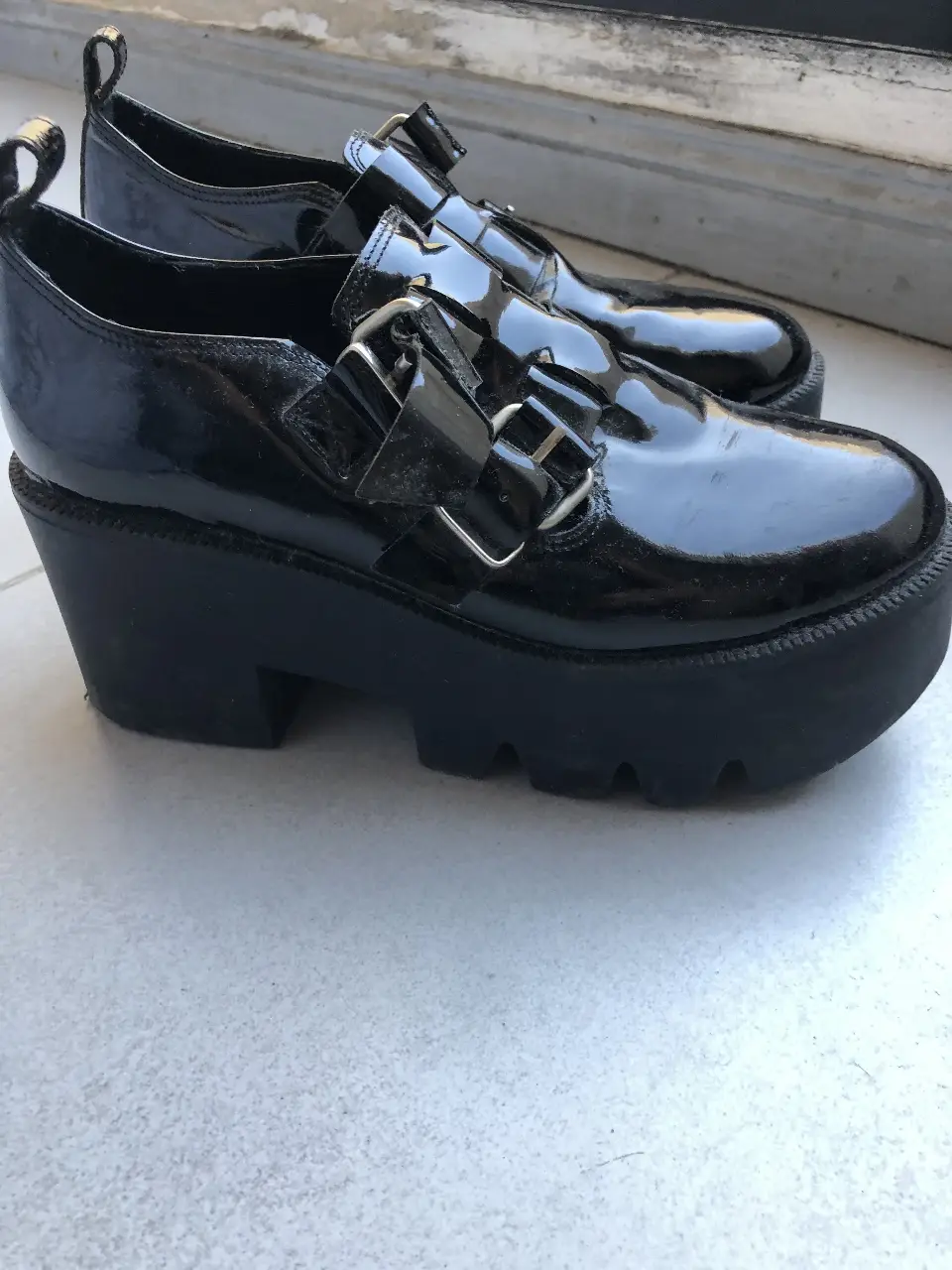 Zapatos de plataforma negros con hebillas, estilo moderno y audaz. Ideales para un look urbano y con personalidad.