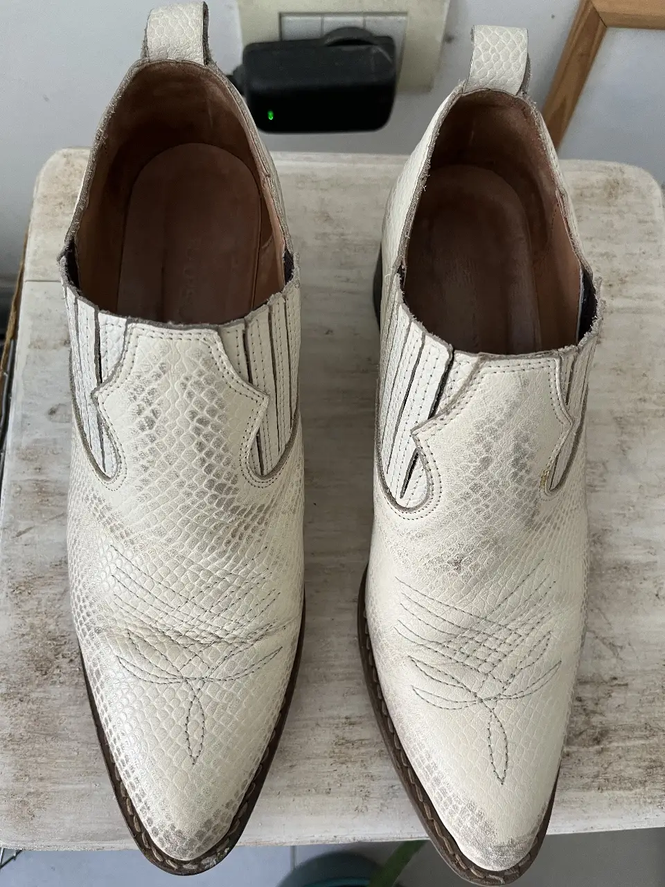 Botines blancos con diseño de piel de serpiente, ideales para un look casual y moderno. Con detalles desgastados que le dan un toque vintage. Perfectos para combinar con jeans o faldas.