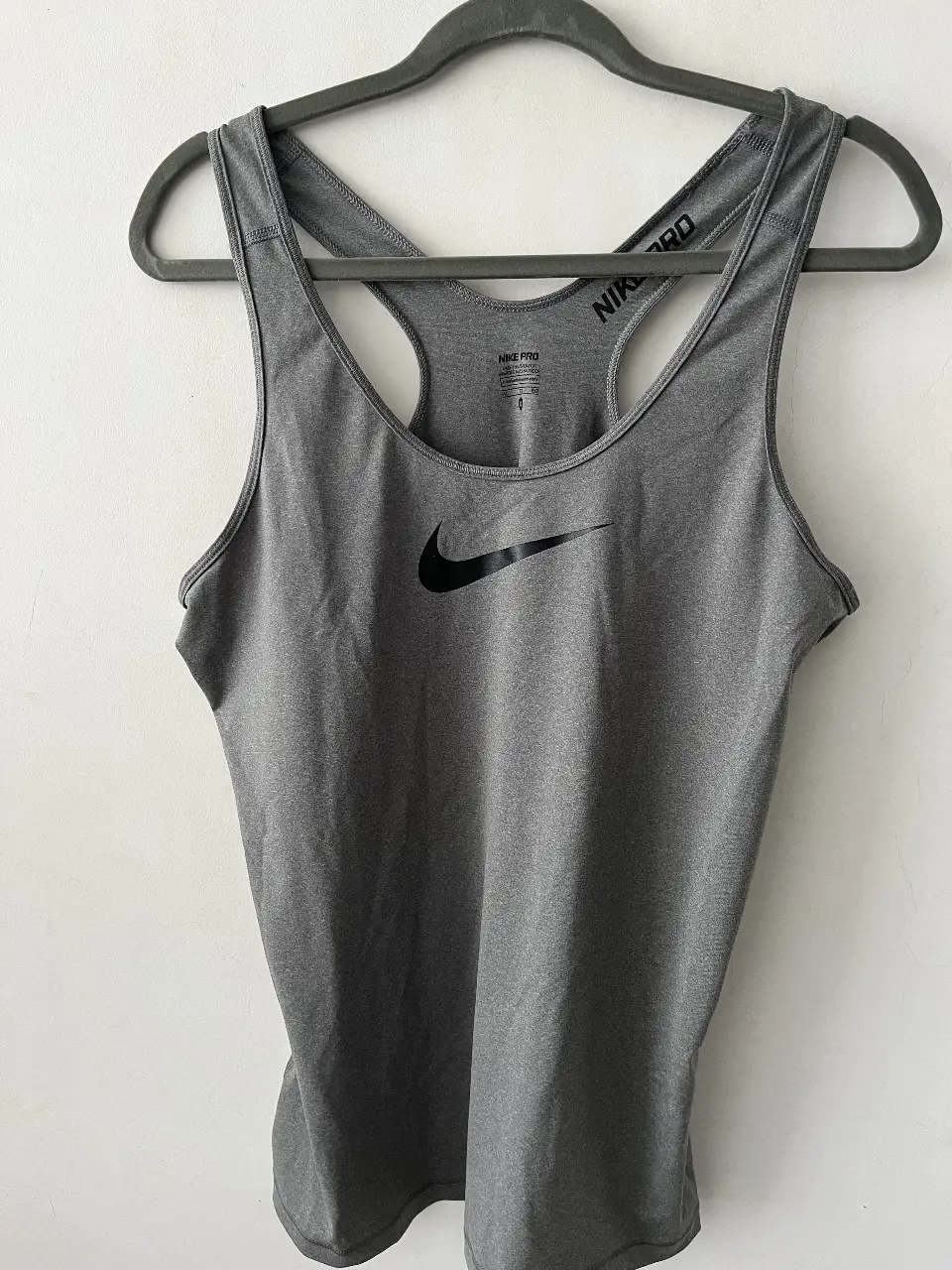 Musculosa deportiva Nike Pro gris, con logo de la marca en negro. Ideal para entrenamientos y actividades físicas. Talle XL.