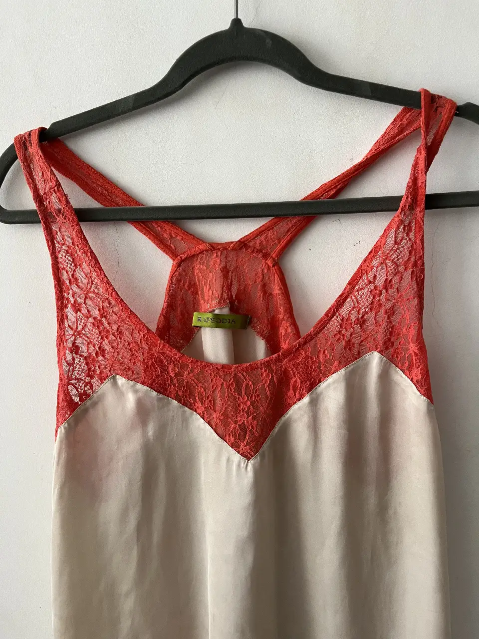Top de seda con detalles de encaje en color rojo. Ideal para una salida casual o para combinar con un look más elegante.
