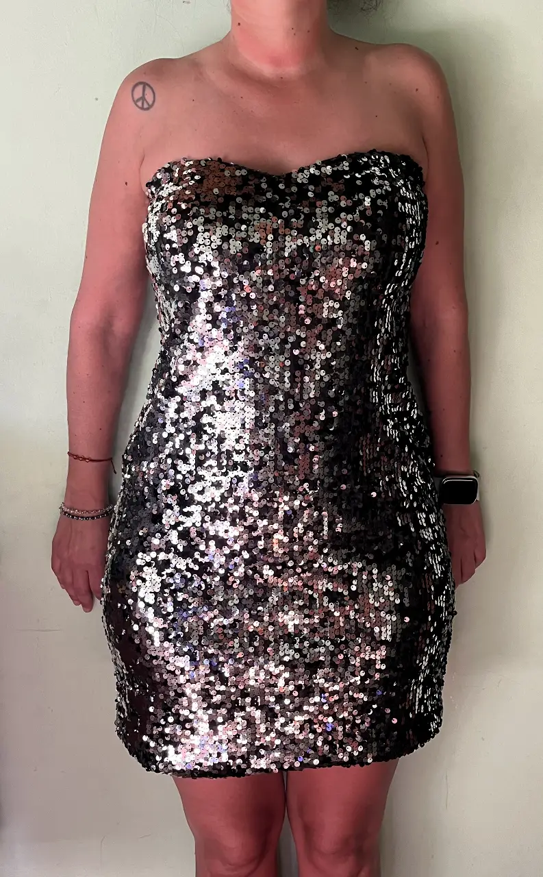 Vestido mini strapless de fiesta, con lentejuelas plateadas y negras. Ideal para eventos especiales.