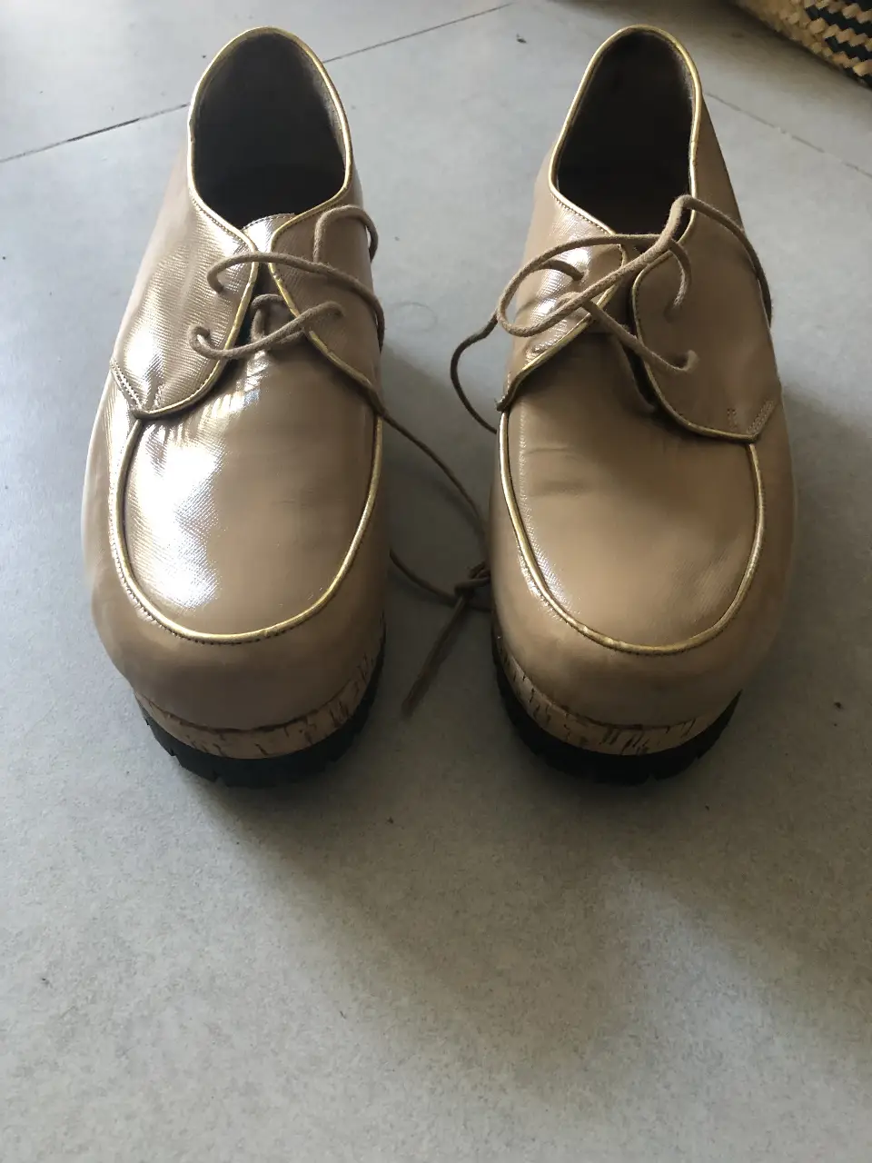 Zapatos de vestir color beige con detalles dorados y plataforma de corcho. Ideales para un look elegante y moderno.