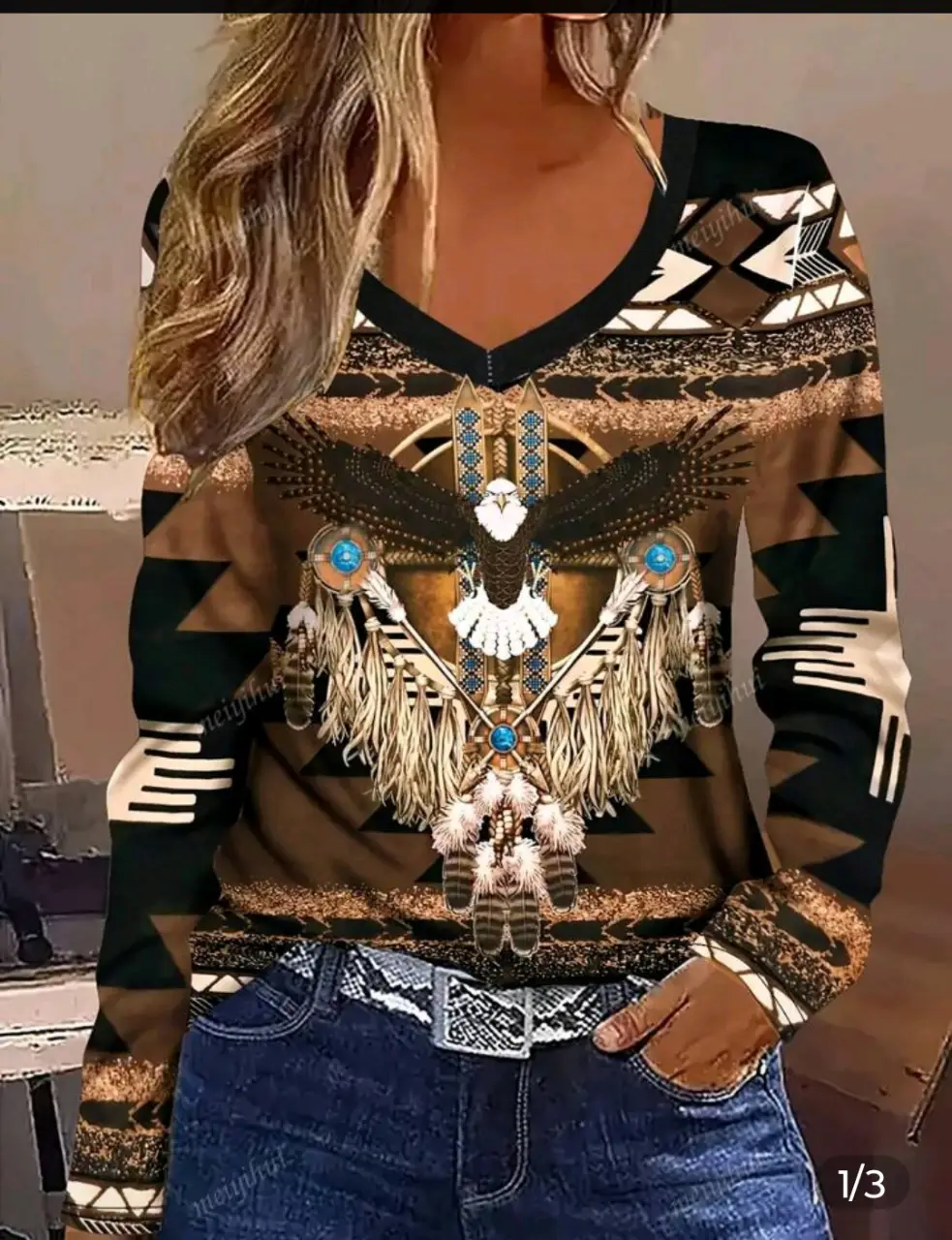 Remera de manga larga con estampado nativo americano y diseño de águila. Ideal para un look boho y casual.