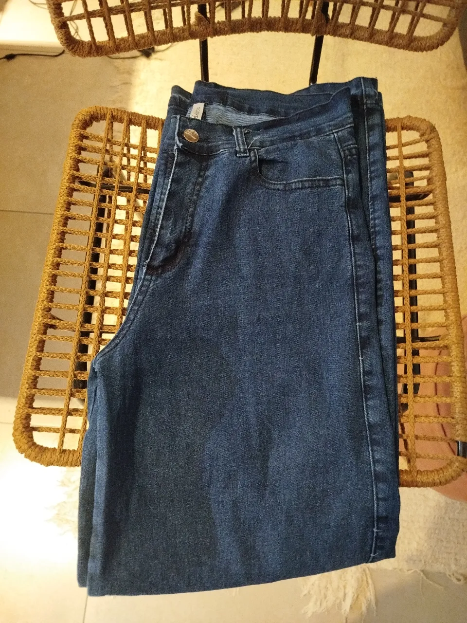 Jeans rectos de mujer, color azul oscuro. Un clásico atemporal para cualquier ocasión. Cómodos y versátiles, ideales para un look casual o para combinar con una camisa para un estilo más formal.