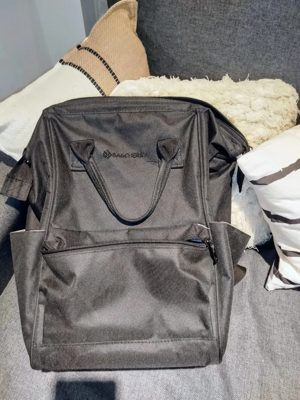 Mochila negra con manijas y correas ajustables. Ideal para llevar todo lo necesario con estilo y comodidad.