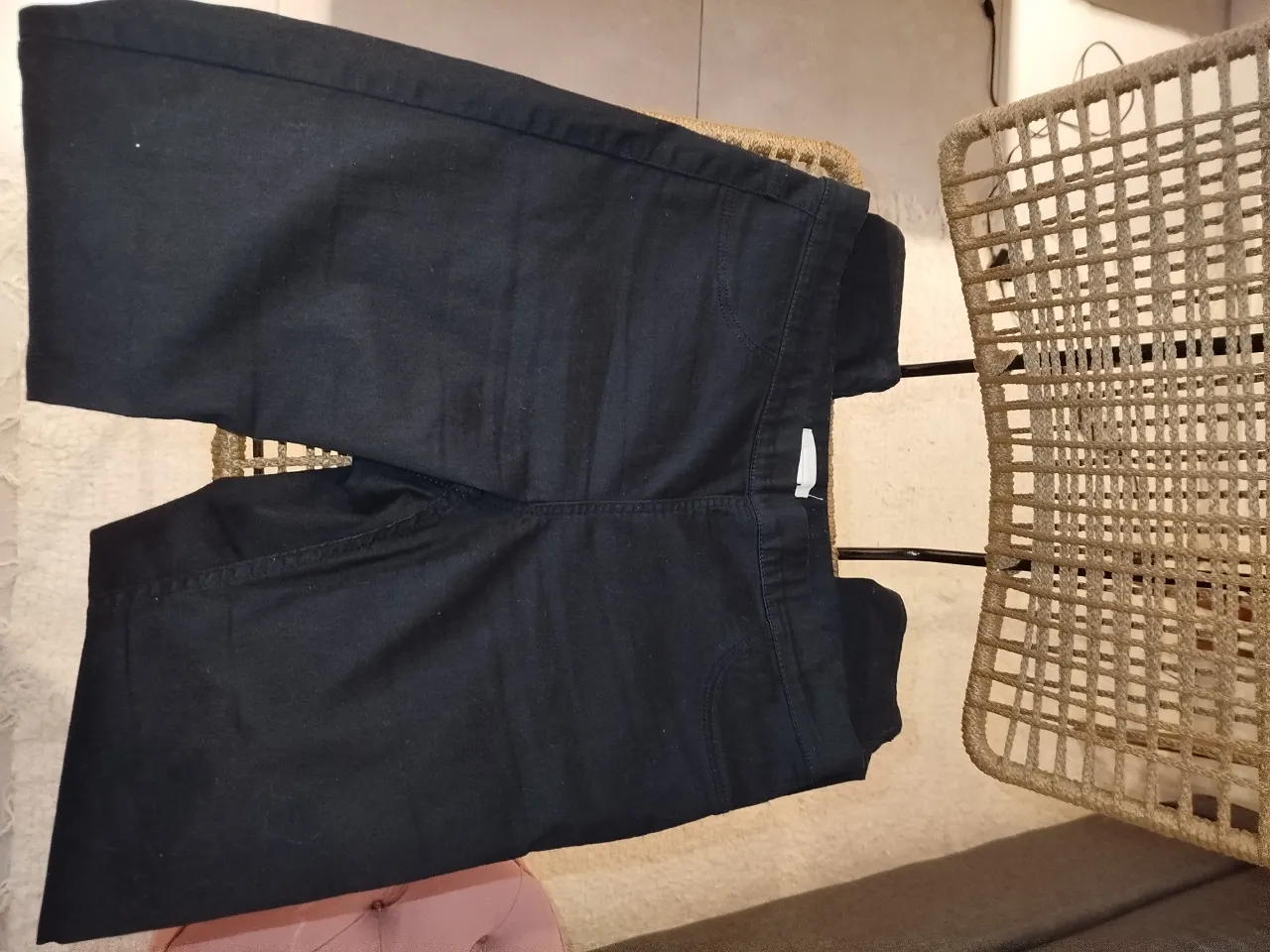 Pantalón de vestir negro de mujer, de la marca H&M. Talle 36. Ideal para un look elegante y versátil.