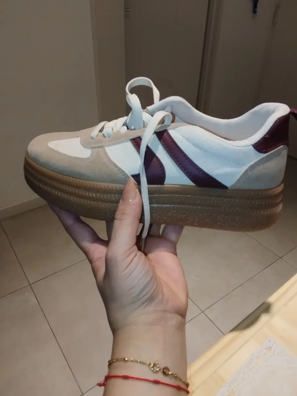 Zapatillas de plataforma para mujer, con diseño en blanco y detalles en marrón. Ideales para un look casual y moderno.