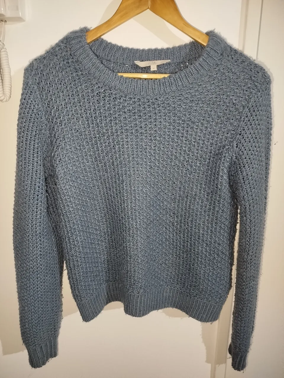 Sweater de mujer de punto grueso, color azul. Ideal para un look casual y abrigado en invierno.