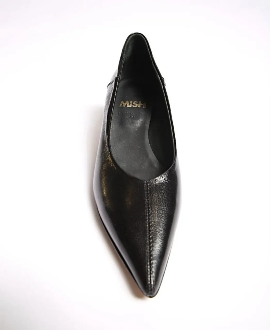 Zapatos de taco bajo negros, con punta fina y un diseño elegante. Perfectos para cualquier ocasión formal o para darle un toque sofisticado a tu look diario.