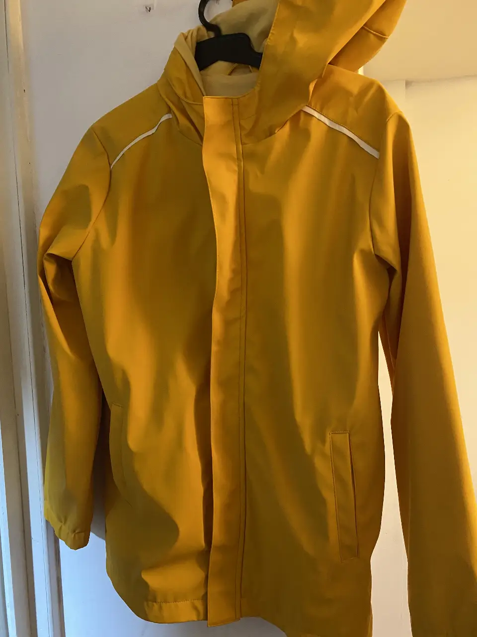 Impermeable  americano TARGET USA amarillo para niño, con capucha y detalles en blanco y forrado adentro quw lo hace más abrigado . Ideal para días de lluvia.
