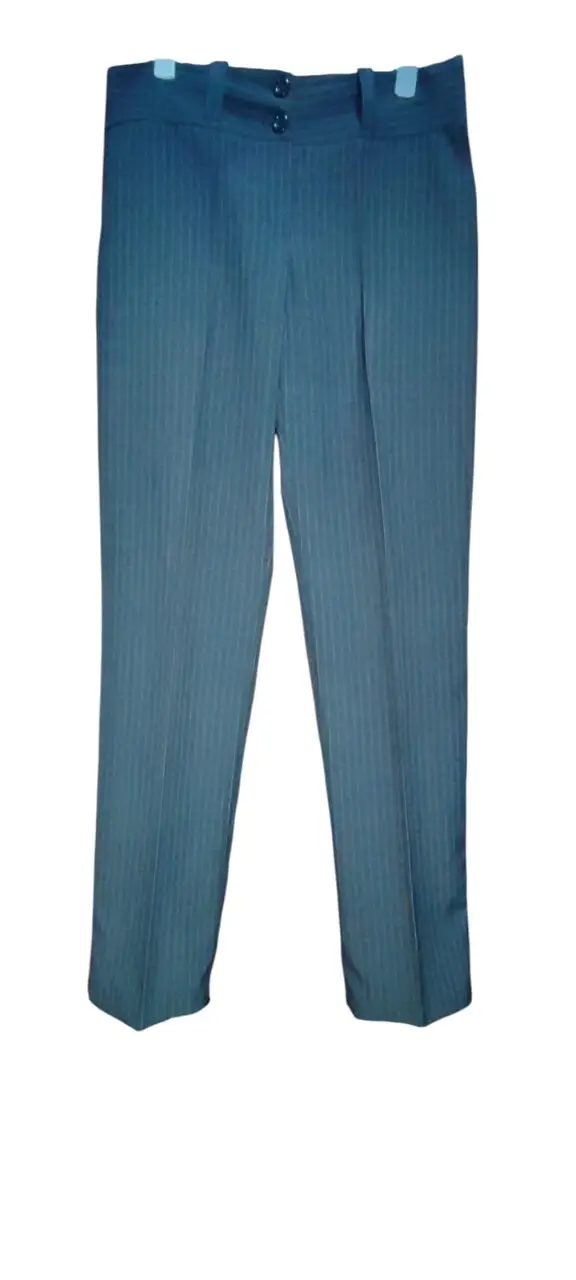 Pantalón sastrero de mujere rayas, color gris oscuro. Ideal para un look formal o de trabajo. Cuenta con dos botones en la cintura y un bolsillo trasero.