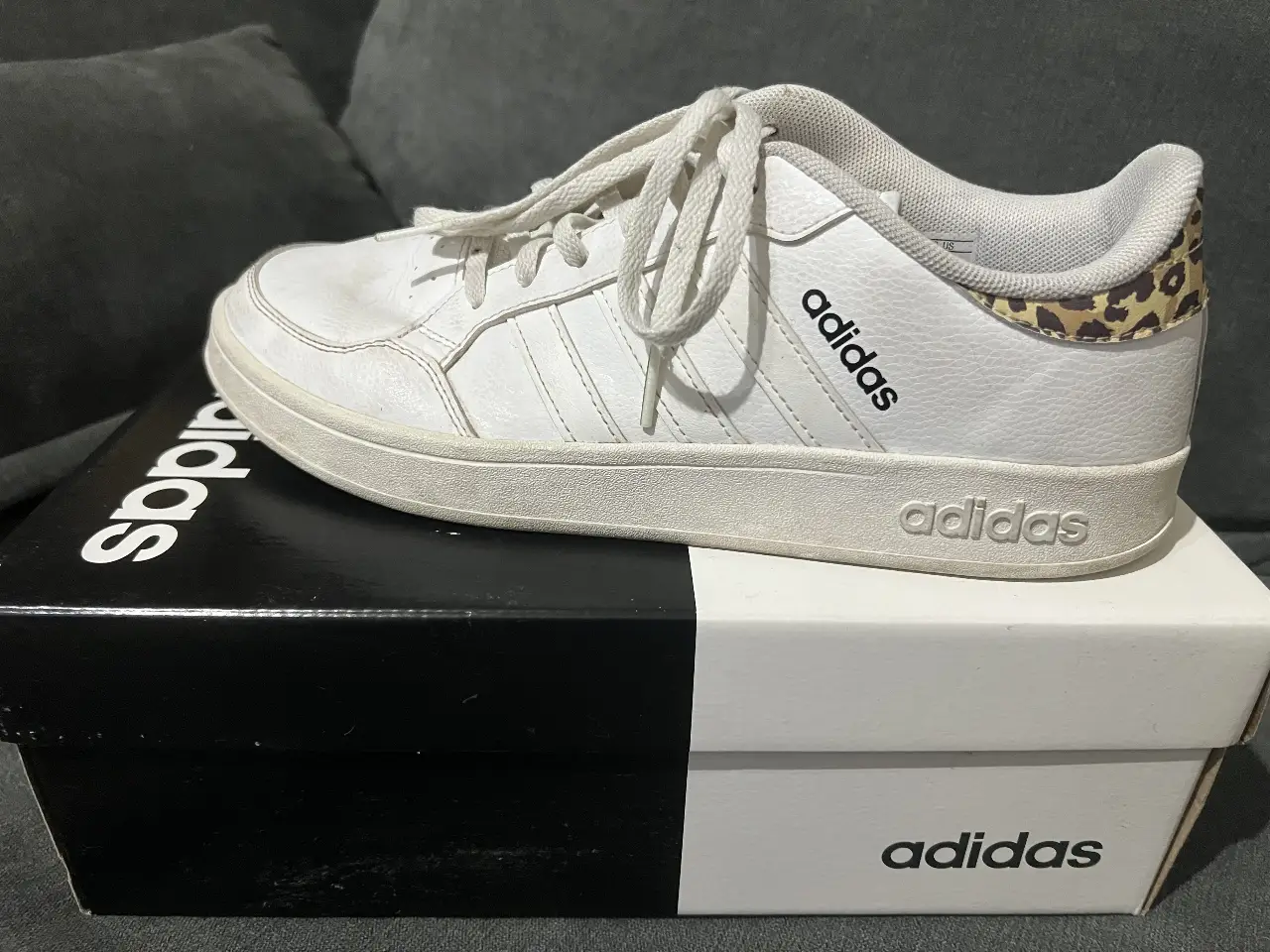 Zapatillas Adidas Breaknet blancas con detalles de animal print en la parte trasera. Ideales para un look casual y cómodo.