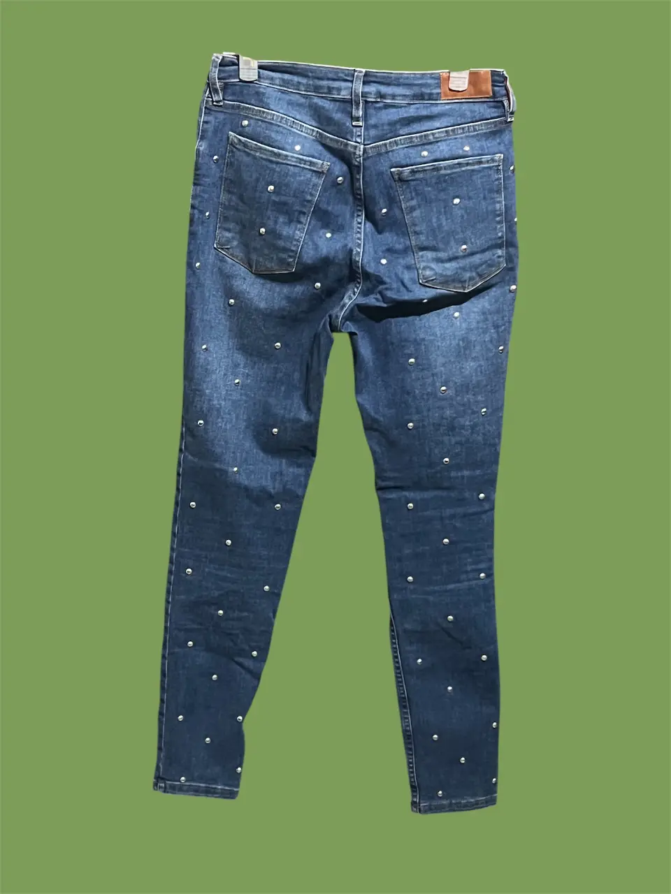 Jeans de mujer tiro alto, elastizado con tachas plateadas. Talle 3.