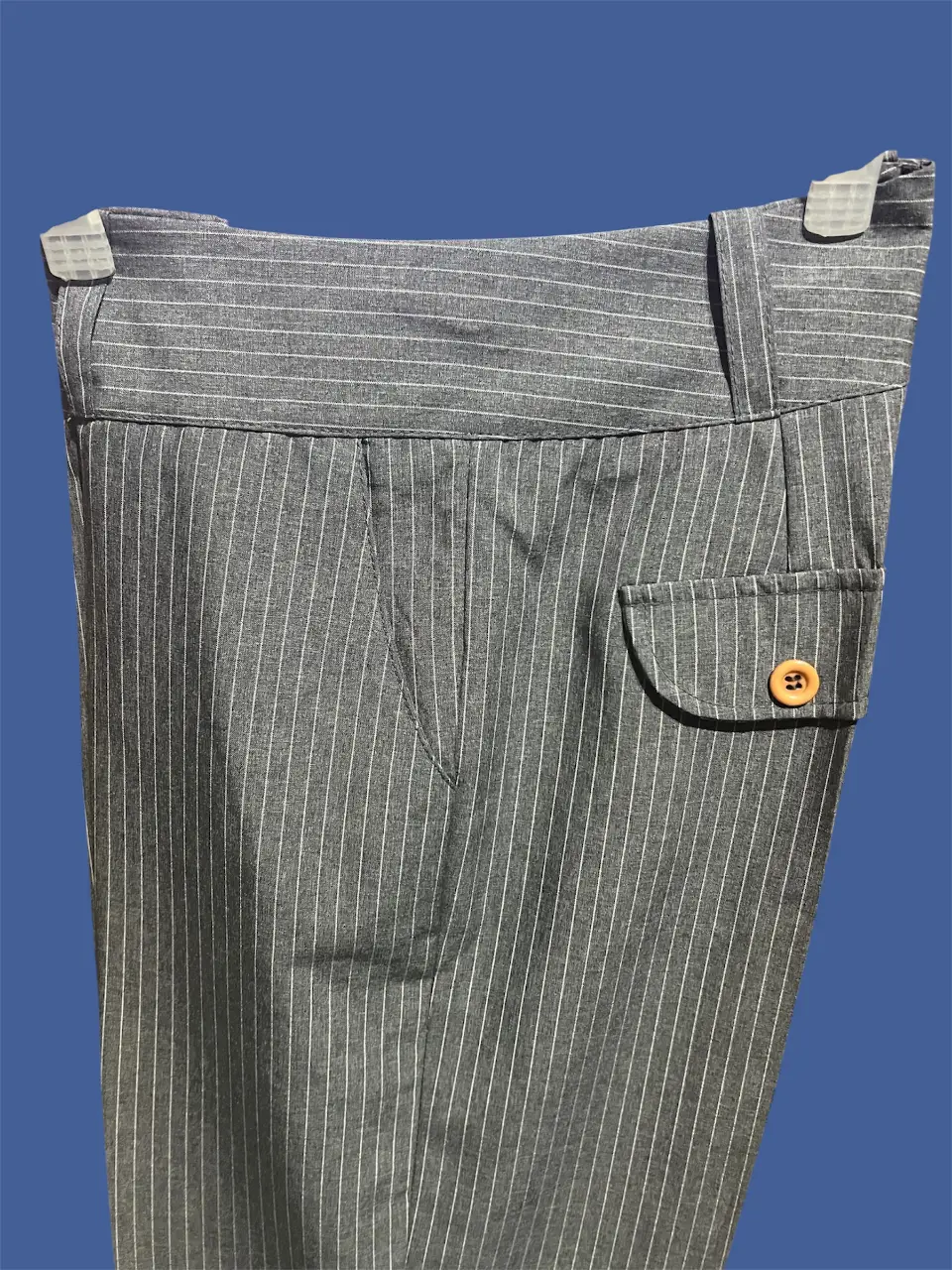 Pantalón sastrero de mujer a rayas grises y blancas. Talle M. Ideal para un look formal o de trabajo.