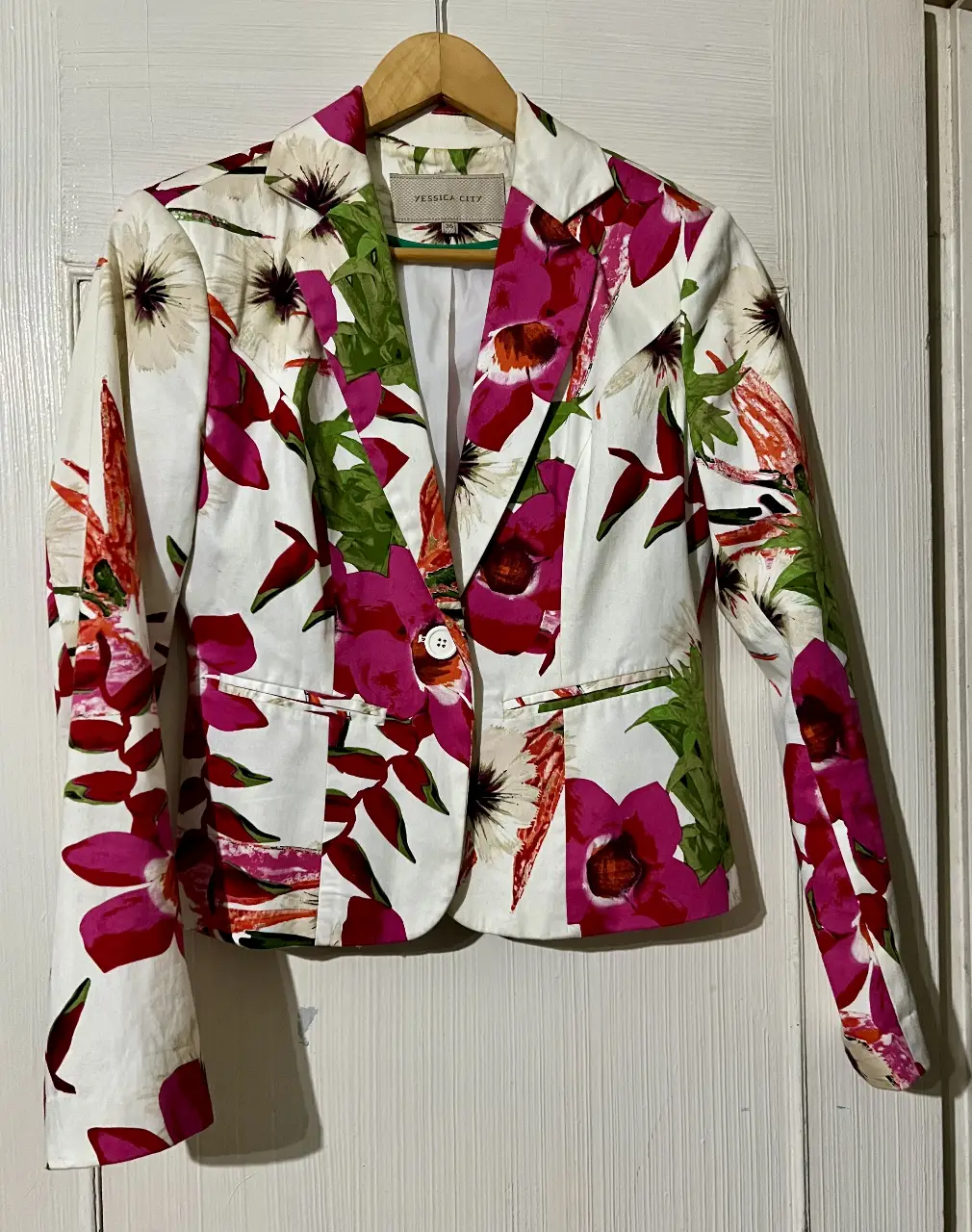 Blazer de mujer con estampado floral en tonos rosa y blanco. Ideal para un look elegante y primaveral. Marca Yessica City, talle 36.