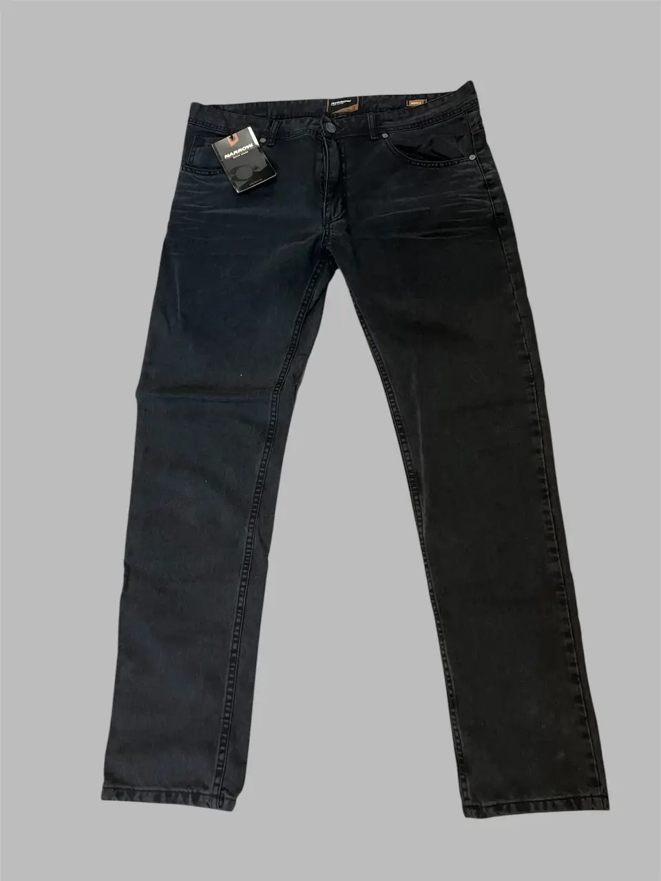 Jeans rectos de hombre, color negro, con etiqueta. Ideal para un look casual y moderno.