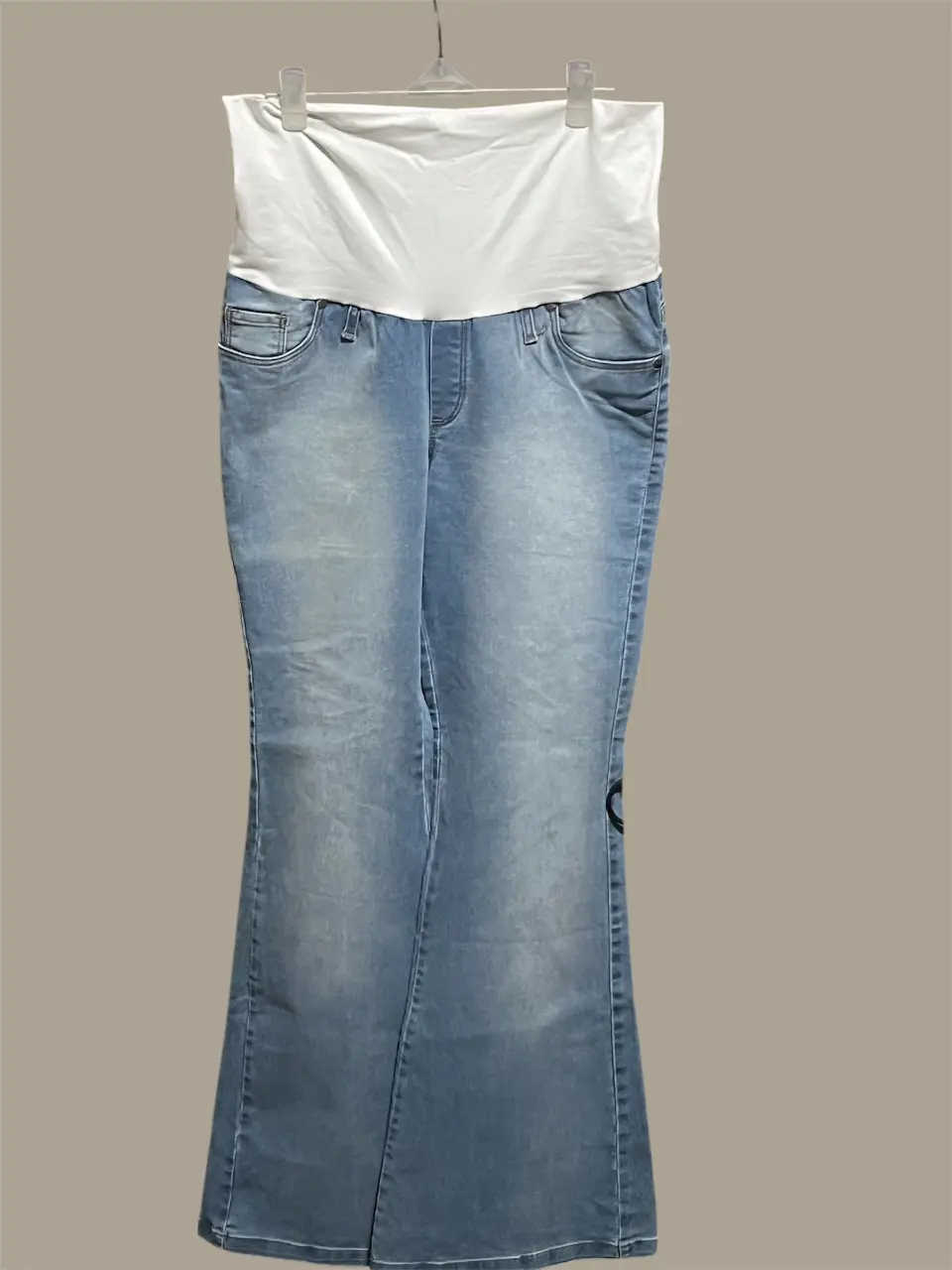 Jeans de maternidad MAA Denim, tiro alto, corte campana, con cintura elastizada blanca para mayor comodidad. Talle 3.