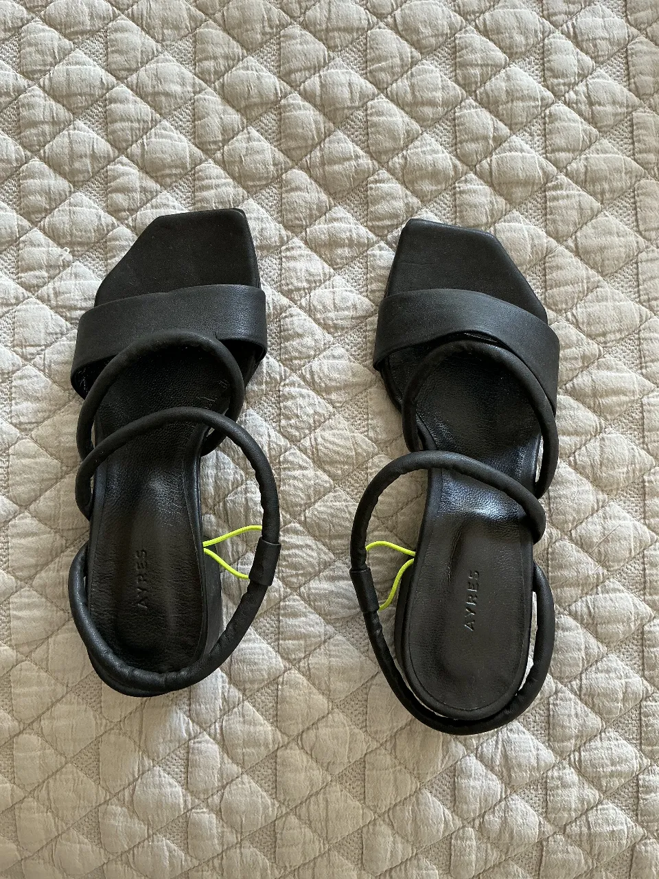 Sandalias negras de cuero con tiras 23 cm de plantilla 