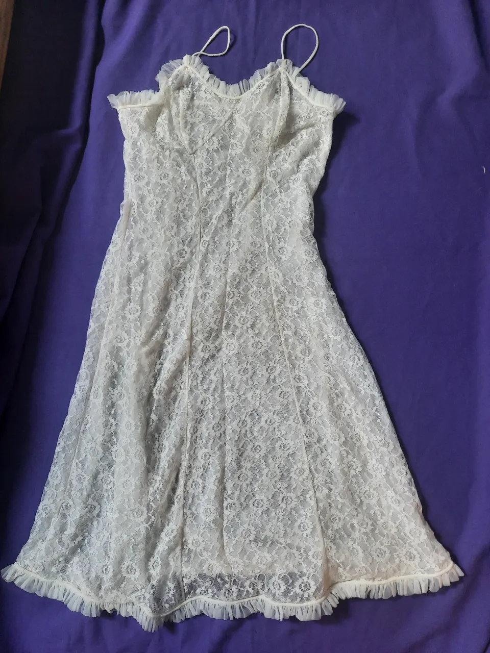 Vestido blanco de encaje con tirantes finos y volados en el escote y ruedo. Puede ir para talle 2 también! muy delicado. 