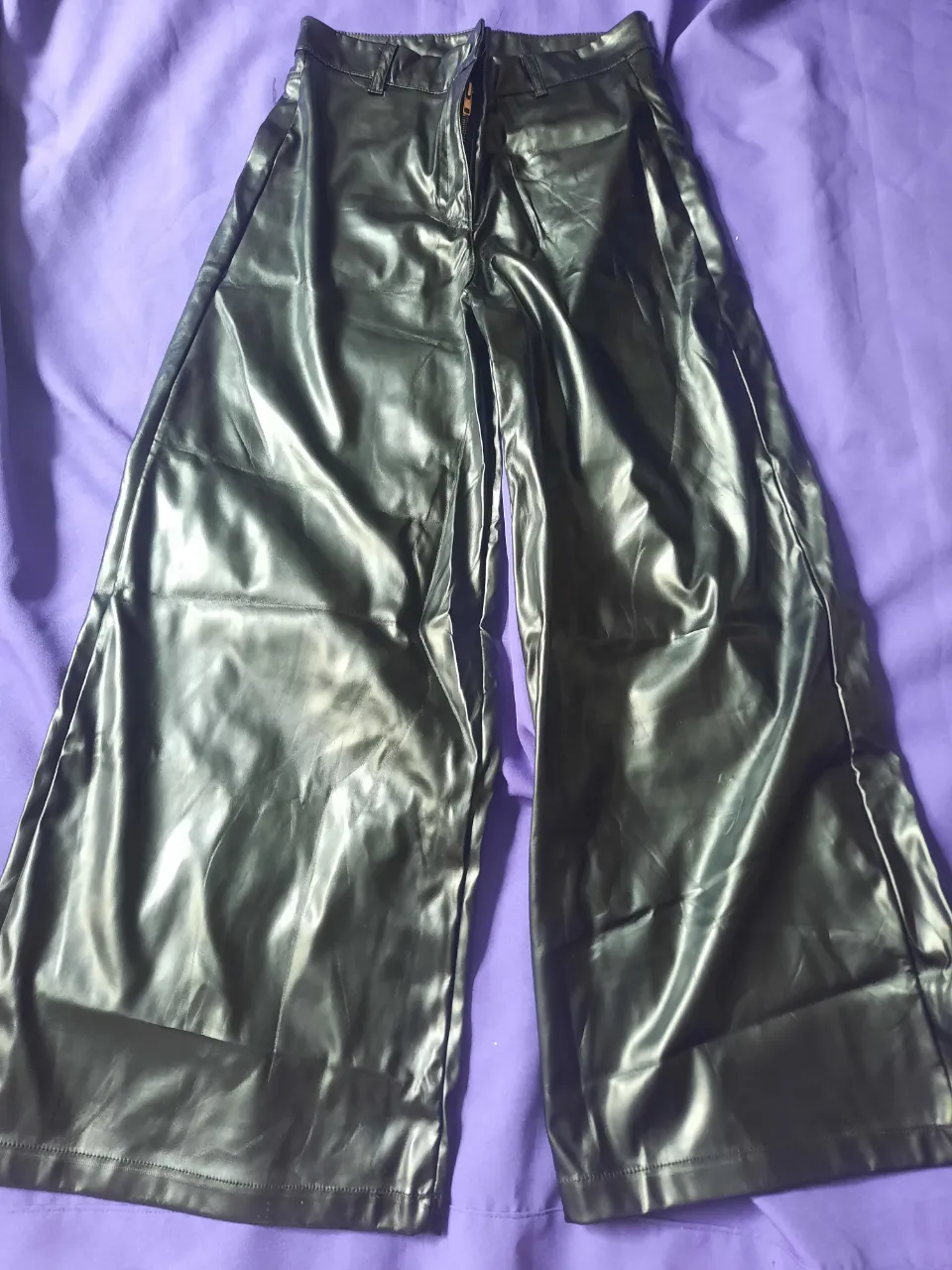 Pantalón negro de cuero sintético con bolsillos traseros. Estilo wide leg! 