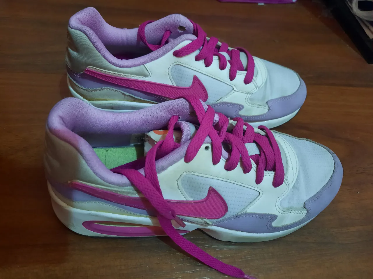Zapatillas deportivas Nike Air blancas con detalles en rosa y lila. Cordones fucsia.