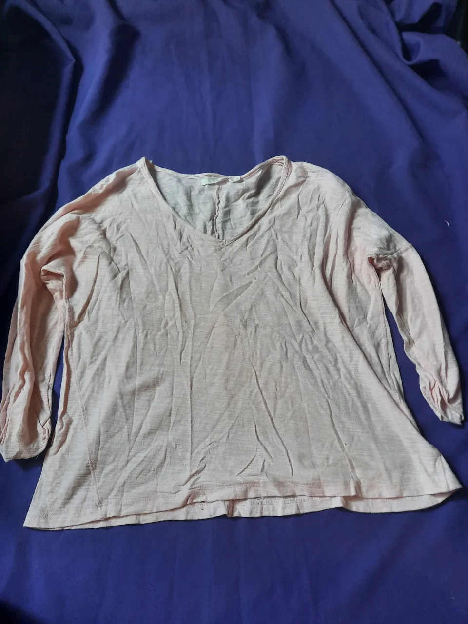 Remera de manga larga con cuello en V. Disponible en color rosa y negro. Precio por ambas.