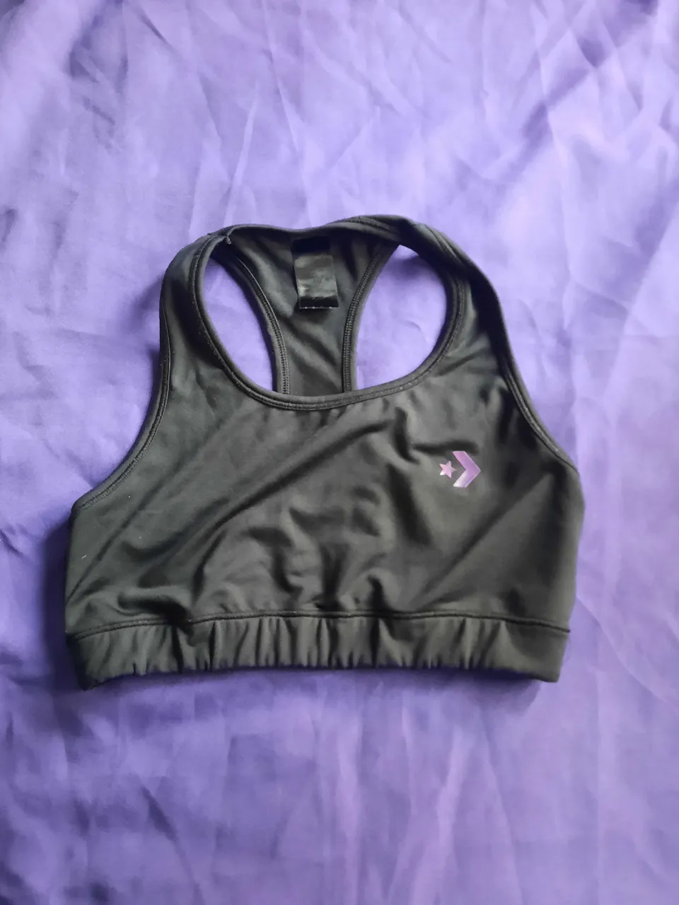 Top deportivo negro de Converse, ideal para entrenar o para un look casual y cómodo. Su diseño es moderno y funcional, perfecto para acompañarte en tus actividades físicas o en tu día a día. En la última foto se puede notar un poco de desgaste atrás por el uso, pero no afecta.