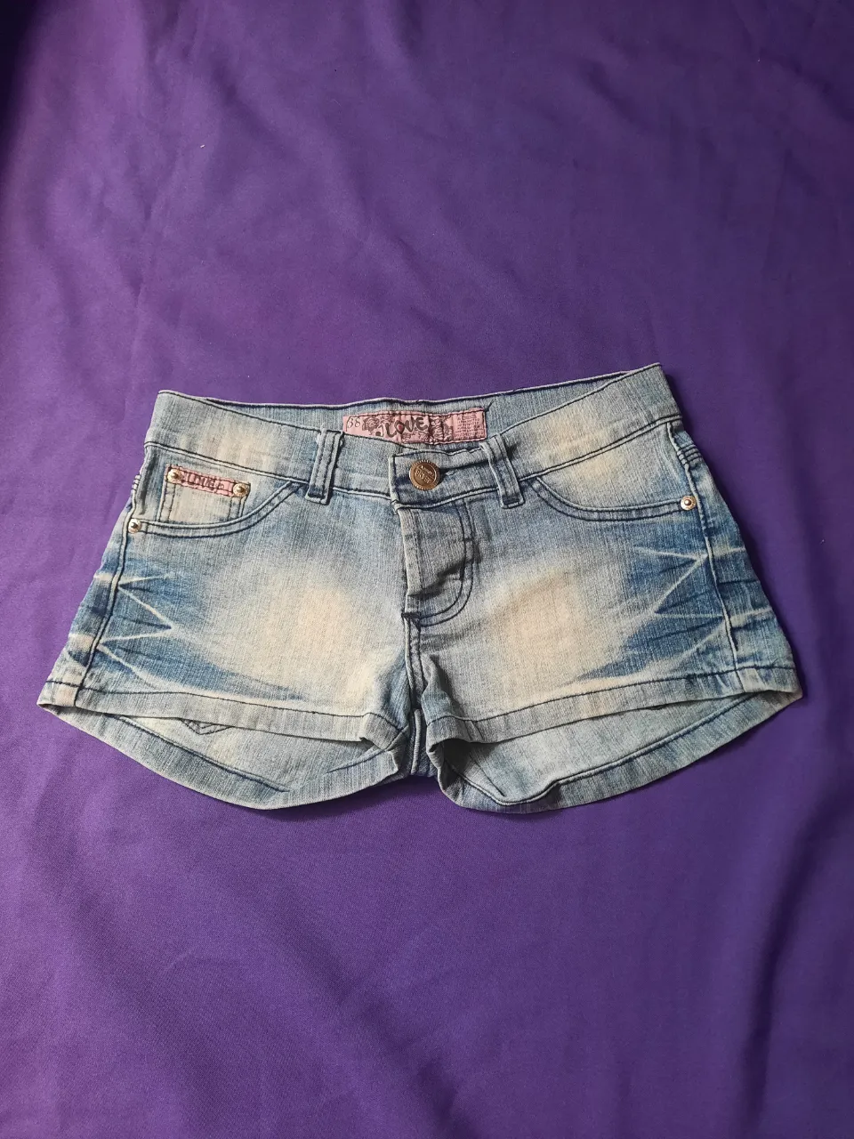 Short de jean tiro bajo. Perfecto para un look casual y canchero. Talle 36