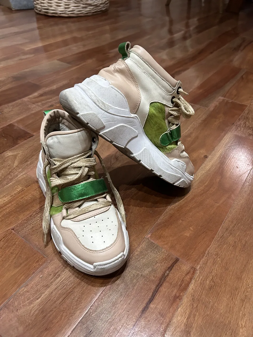 Botitas de caña alta para mujer, con detalles en verde y blanco. Ideales para un look urbano y moderno.