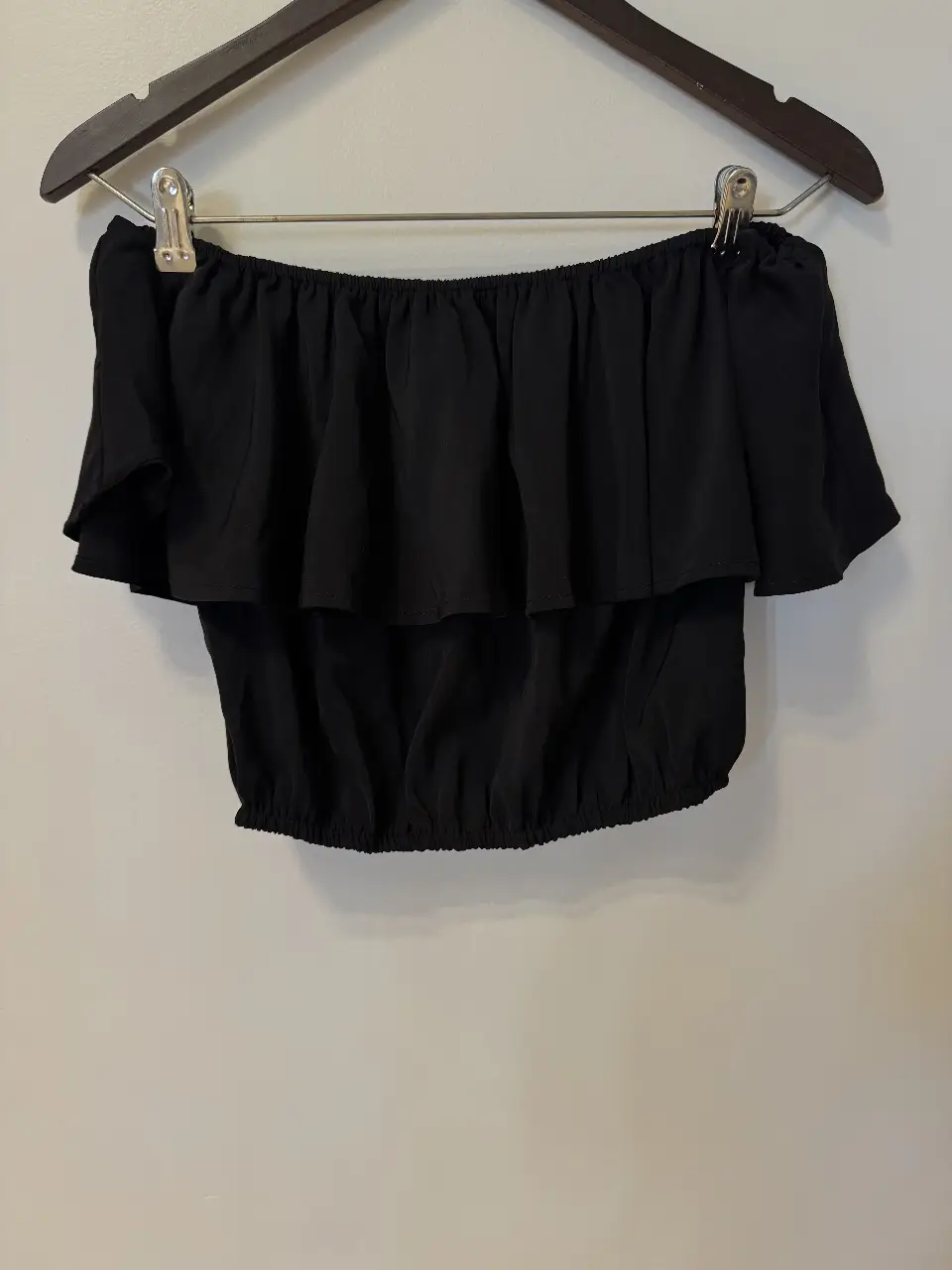 Top negro con volados, ideal para un look de fiesta o salida. De la marca Forever 21, talle S.