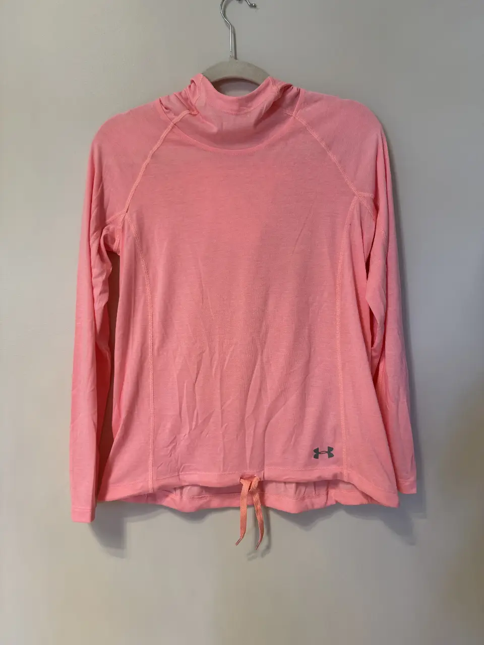 Remera deportiva de manga larga para mujer, color rosa. Confeccionada con tejido Threadborne, cuello alto y ajuste con cordón en la cintura. Ideal para actividades físicas.