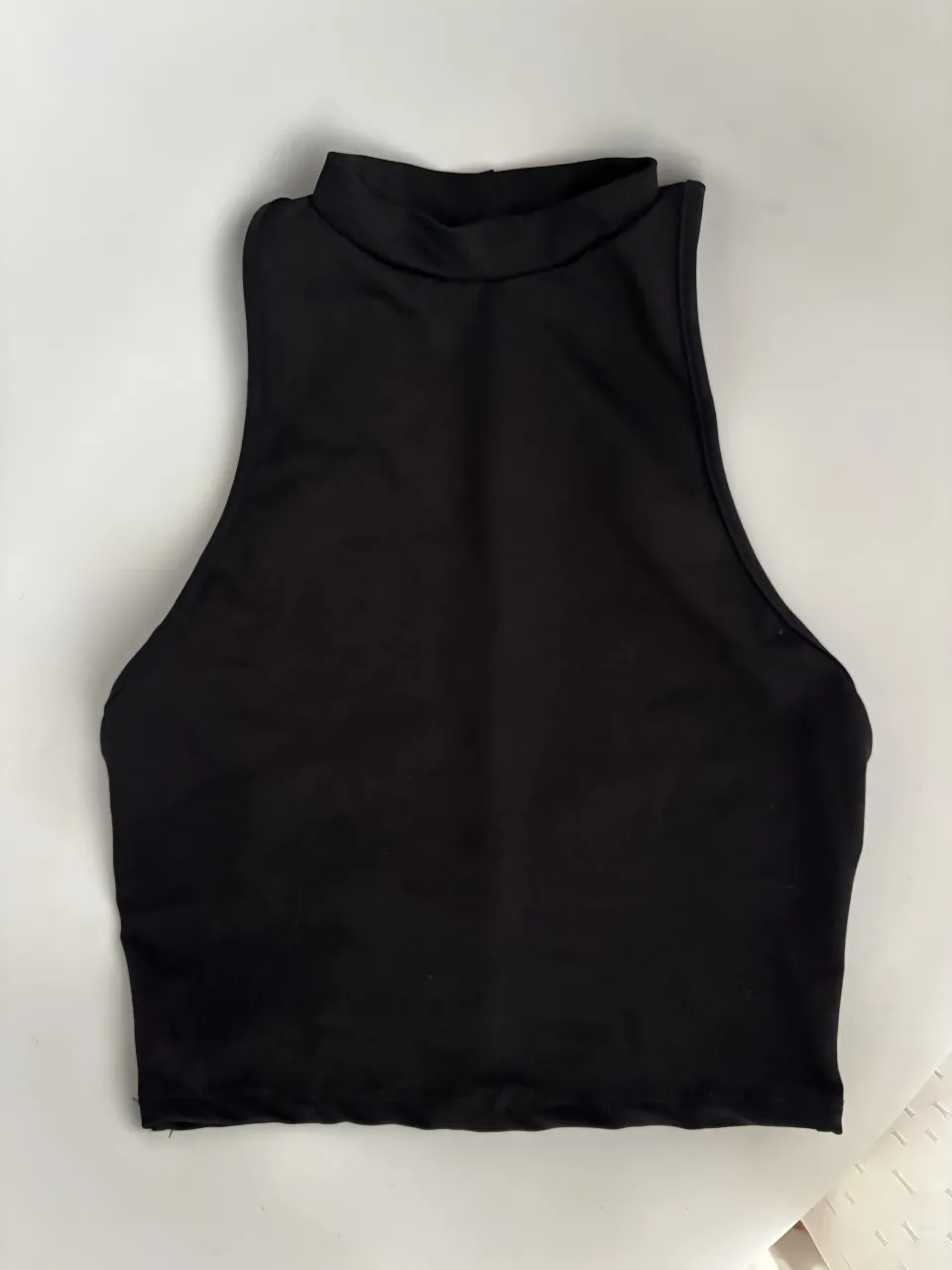 Top negro de cuello alto y sin mangas🖤 Lo use solo 1 vez. Es elastizado, tela gruesita. Un básico súper canchero para combinar con todo. Va bien a 80/85/90

