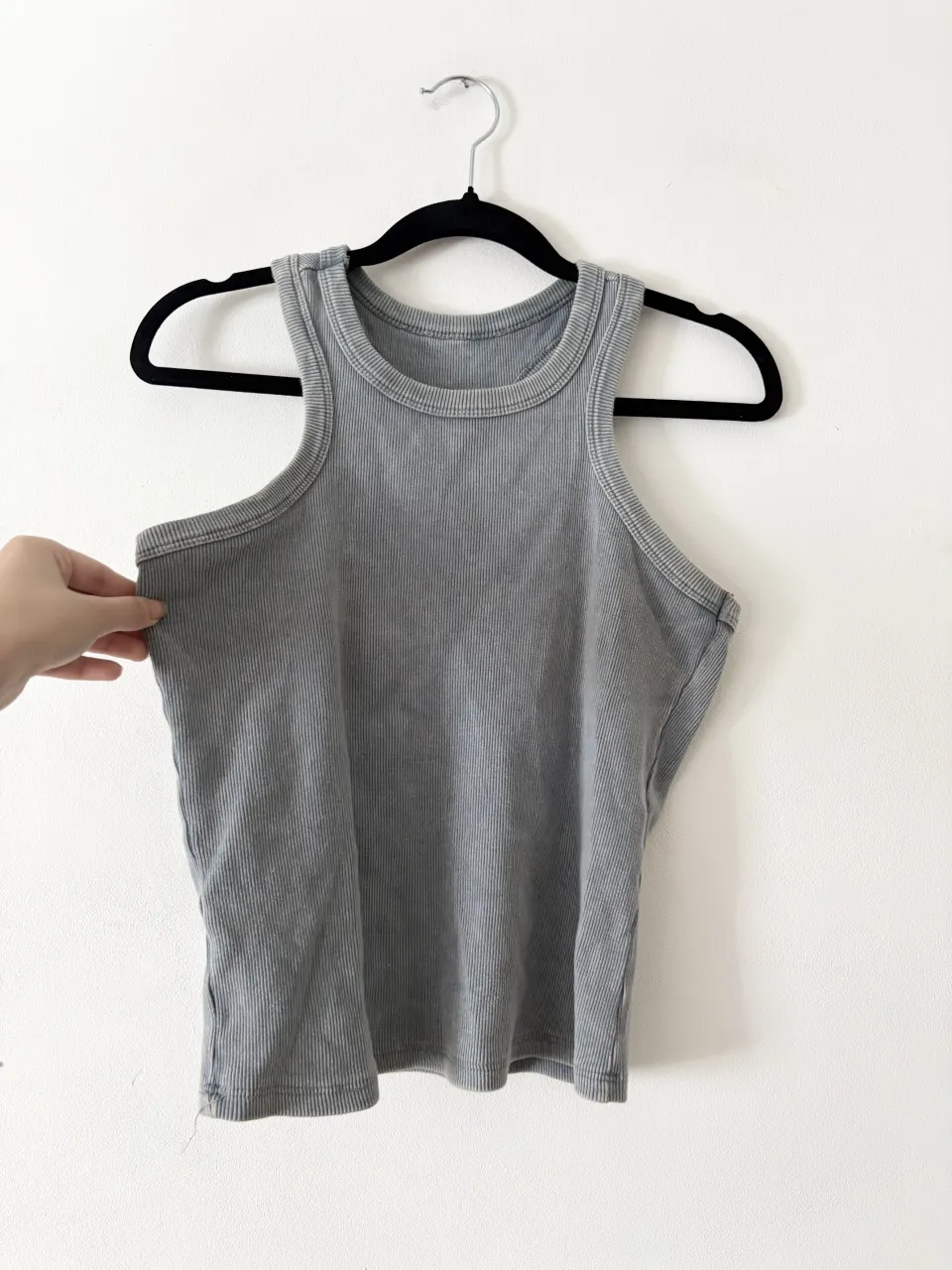 Tank top stone washed🤍 re linda, de estilo desgastado. La tela es gruesita, hermosa calidad! elastiza. Puse cualquier talle, recomiendo ver medidas. 
-40cm axila y estira hasta 59cm aprox 
-50cm largo
Foto puesto solo refe, me queda bastante trande

// musculosa stonewash efecto desgastado zara bershka edikted h&m pull&bear top  bullbenny