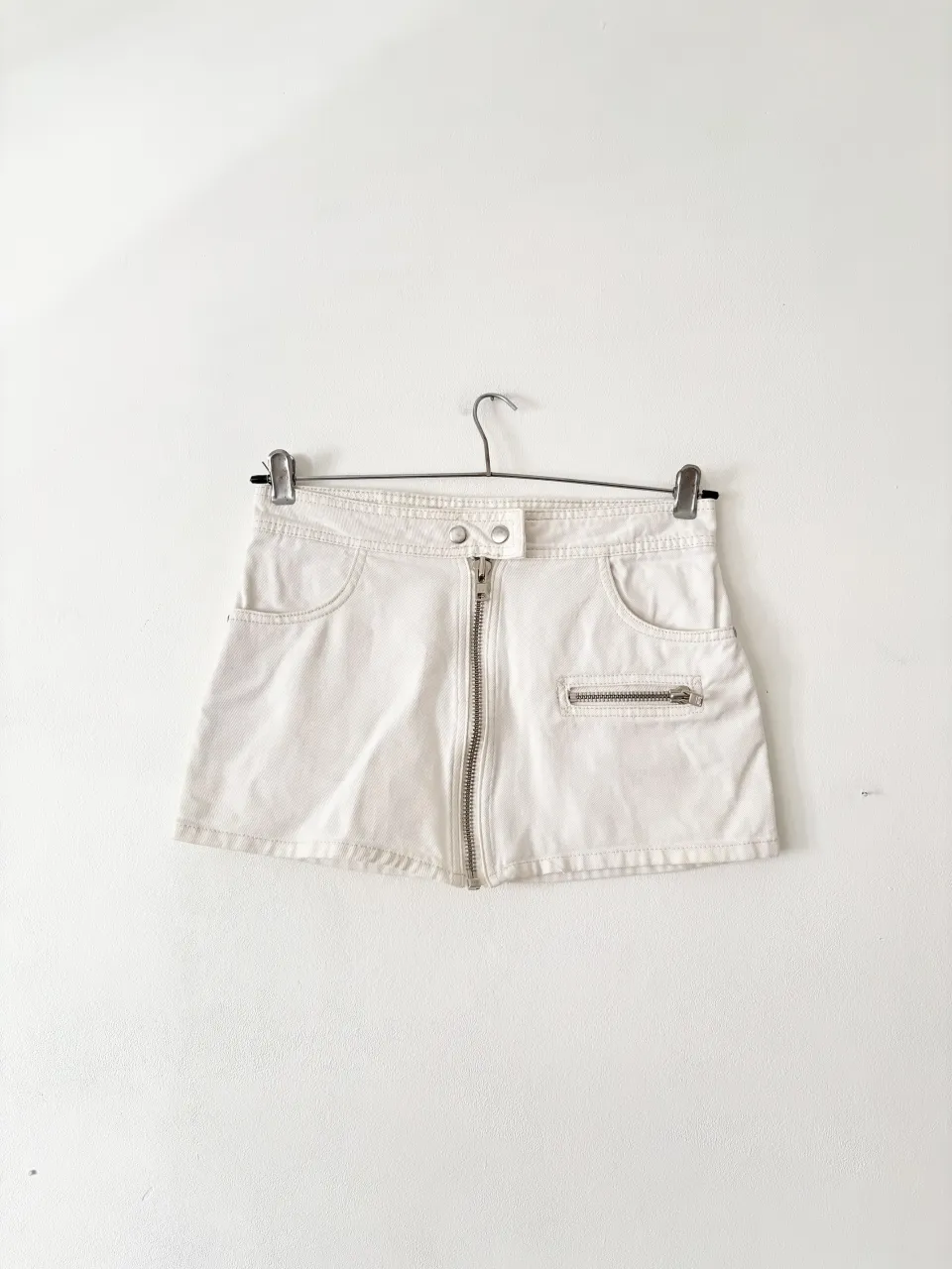 Mini denim Sofia Sarkany🤍 tiro bajo nuevisima,  con solo 1-2 usos. Super canchera!  

 pollera de white minifalda blanca
