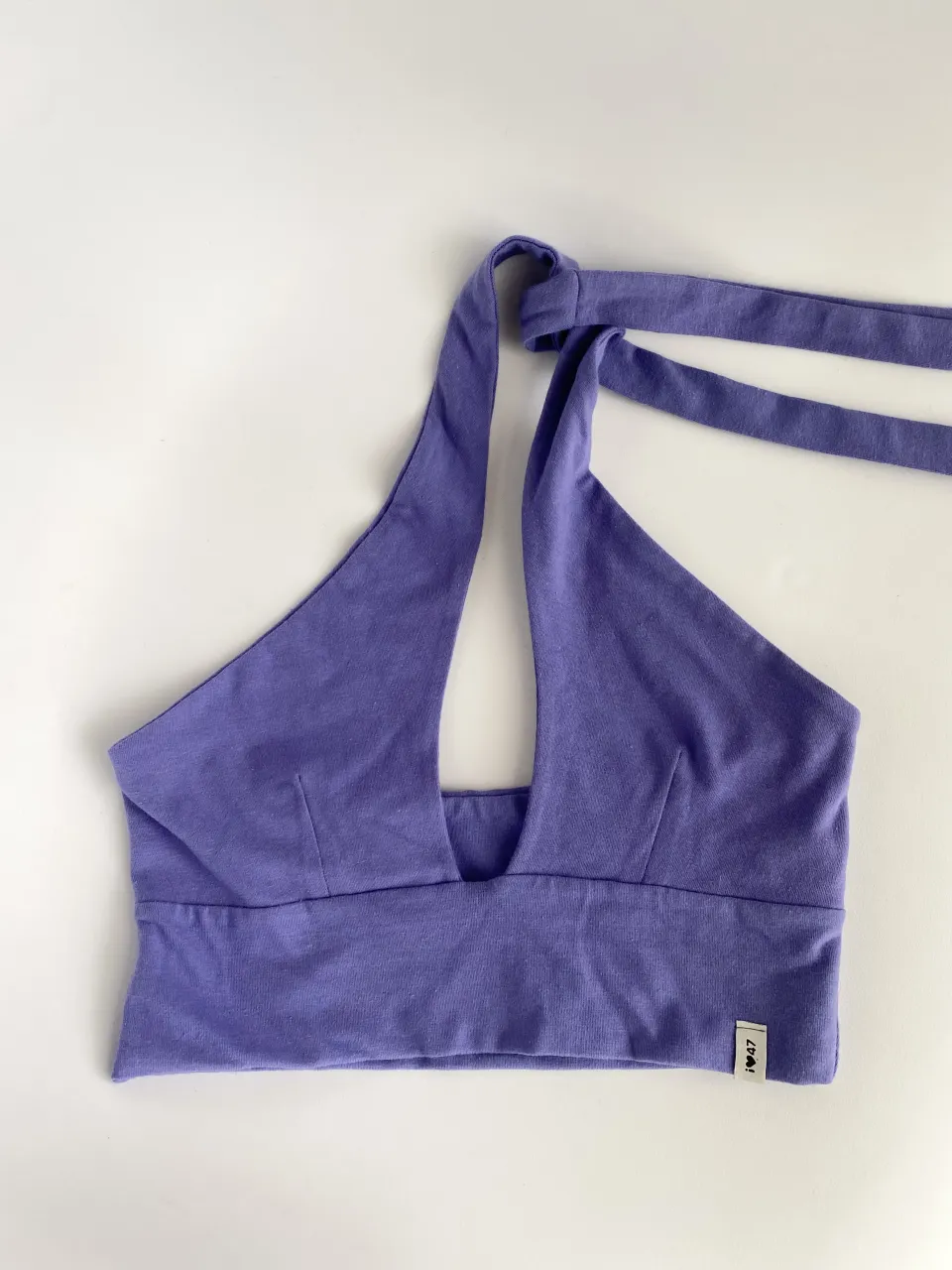 Top de 47 Street NUEVO!💜 Se puede usar de 2 formas, cruzado o halter. Elastiza y se amolda a vos. Va a 80/85/90. lo dejo regalado porque me ocupa espacio 🫶🏻