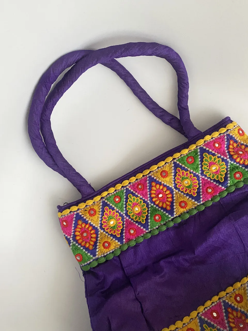Bolso tipo tote traído de India nuevo con etiqueta🖤 De diseño bordado. Cuenta con cierre. Es amplio y tiene base. Entra de todo! Tiene un bolsillo interno con cierre 