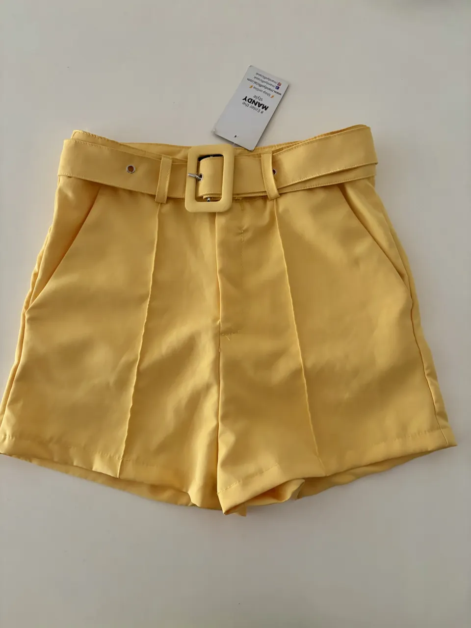 Short sastrero MANDY nuevo con etiqueta! 🫶🏻 Suuuper tendencia este color. El cinturón es desmontable y regulable. Tiene bolsillos. Foto puesto solo refe. Esta 42mil en la web (foto 4).
Es amarillo pero sale un poco oscuro en fotos