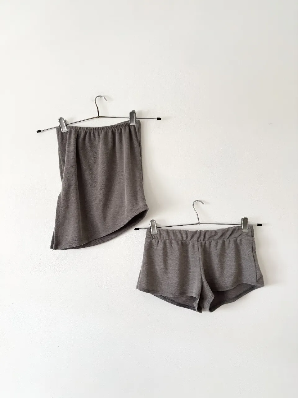 Set simil lino, muy boho chic🩶 es elastizado. El top mide 26cm a 48cm de axila. El short va de 30cm a 45cm. Hermoso para el verano! Puse cualquier talle, ver medidas 🫶🏻