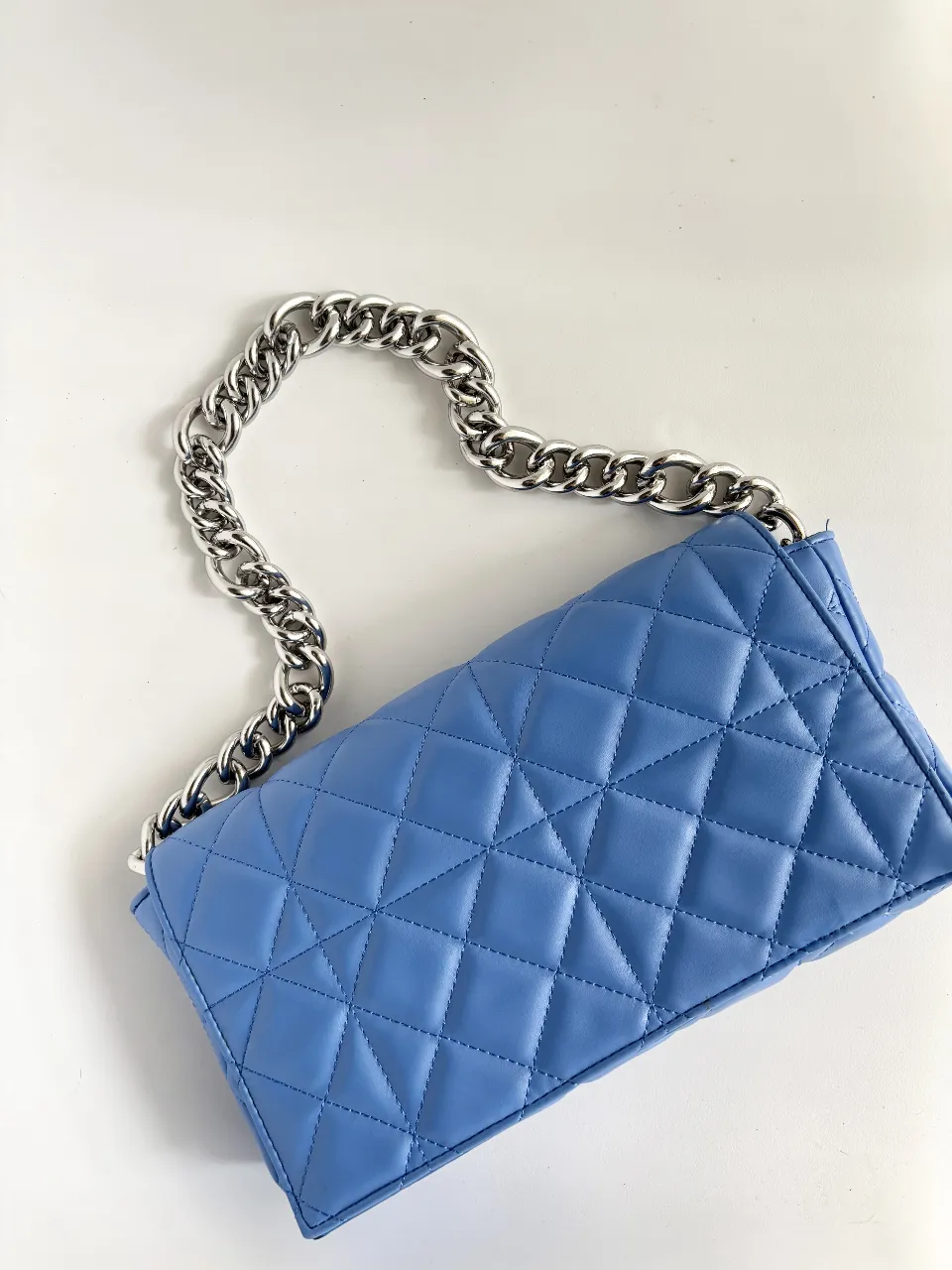 Cartera acolchada ISADORA con cadena plateada💘 Incluye una correa regulable y desmontable! Es súper amplia, entra un agua y sobra espacio. Tiene dos bolsillos internos, uno de ellos con cierre. Con un mini detalle (ult foto) no se ve puesto pero por eso el precio