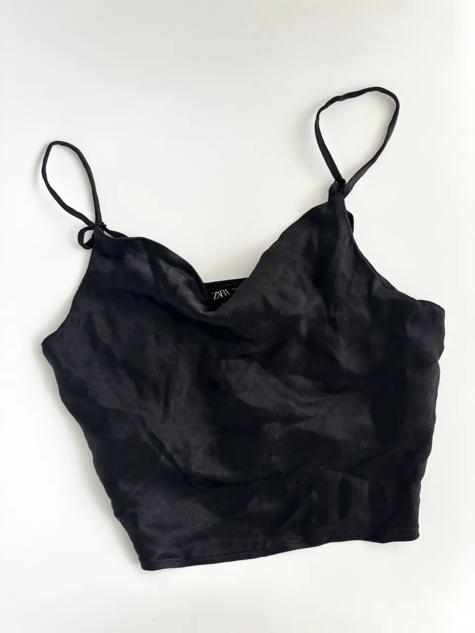 Top negro Zara nuevo🖤 con breteles regulables (podes acomodar el largo y el escote a gusto). Tiene doble tela en la zona interna del busto. Talle S, va a 80/85/90. 
También esta publicado en verde en talle xs 💚

//blusa fiesta noche cowl neck satinado seda saten kosiuko ginebra cher boho black 