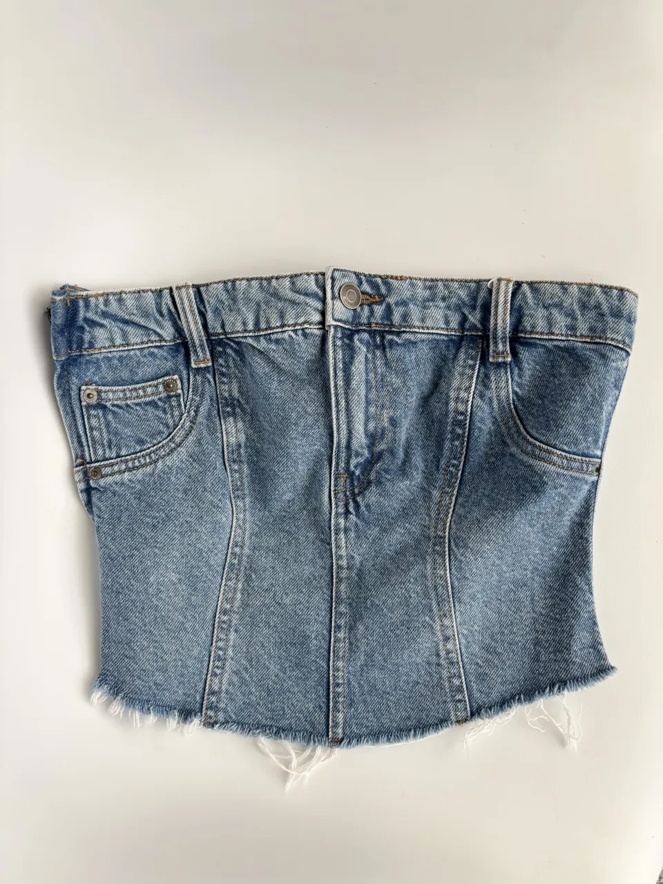 Top Zara nuevo 🖤 súper canchero! Talle XS pero para mi es un S, recomiendo ver medidas en plano al final🫶🏻 Tiene un corte al cuerpo que realza la figura y un diseño desflecado en la parte inferior. Cuenta con un cierre al costado que se abre completo. 

Lo dejo regalado porque me fue grande, me salió más del doble 💔

//  denim top de jean corset strapless ginebra cher bershka zara shein mango pull&bear victoria tucci edikted urban outfitters 