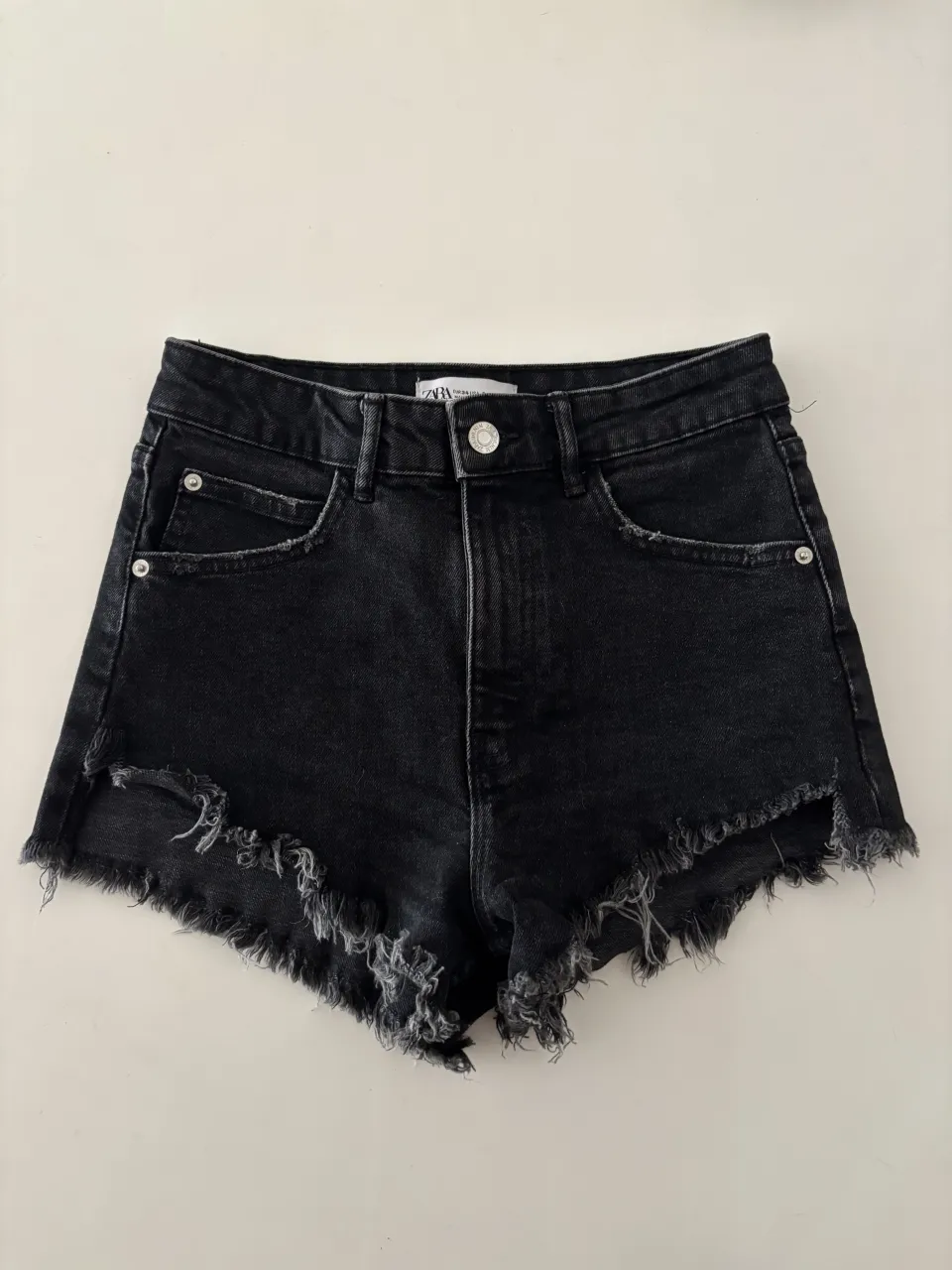 Short de jean Zara nuevo🖤 Dice ser talle 34. mide 32cm y estira hasta 36cm aprox. 98% algodón - 2% elastano. Elastiza, con muy buen calce. Foto puesto solo refe. Lo dejo regalado! rondan 90-100mil 🫶🏻

// short negro denim 