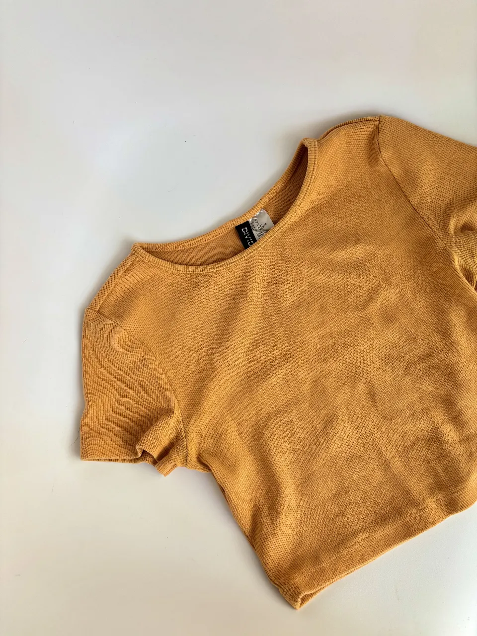 Top manga corta estilo baby tee de H&M. Va bien a 80/85/90. Es elastizado, la tela es gruesita de linda calidad (ult foto)