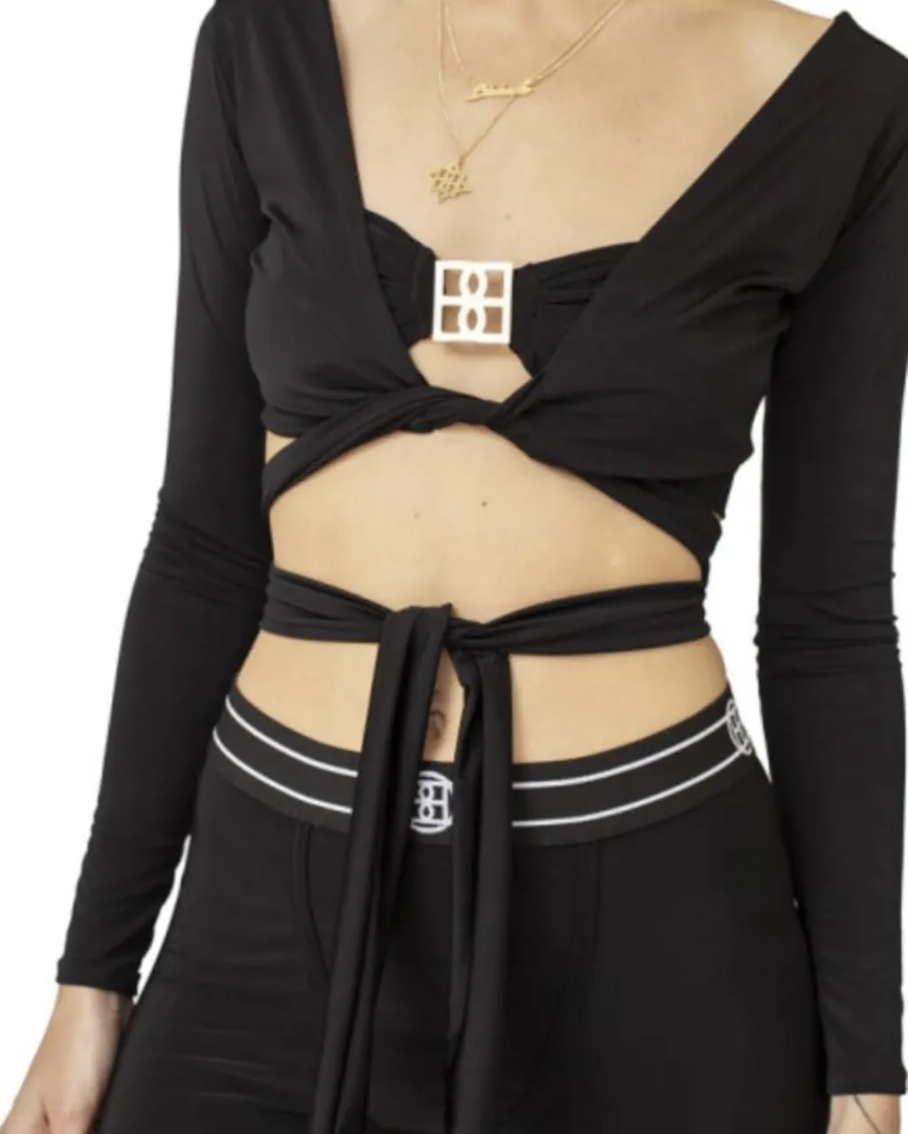 Top negro BLACKMAMBA🖤 Tiene 1 uso. Manga larga con escote cruzado y detalle de lazo en la cintura. Con varias formas de uso, es elastizado. Actualmente esta 58600 (ultima foto)