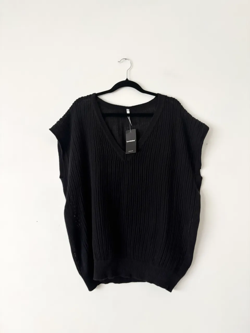 Chaleco Le Utthe nuevo con etiqueta 🖤 tejido de punto con cuello en V. Talle L, 100% algodón. Muy canchero!

// sueter sweater tejidos vest zara bershka ver yagmour justa petra jazmin chebar cher chaleco tejido negro 